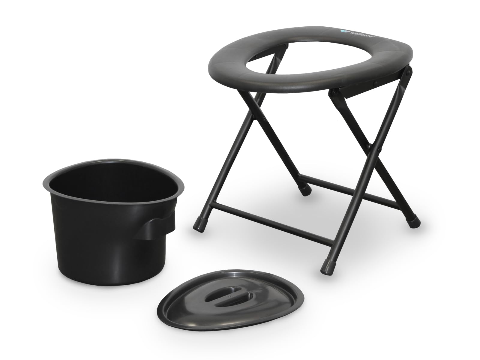 Un inodoro portátil plegable con asiento y marco negros, un cubo negro y una tapa, todo sobre un fondo blanco.