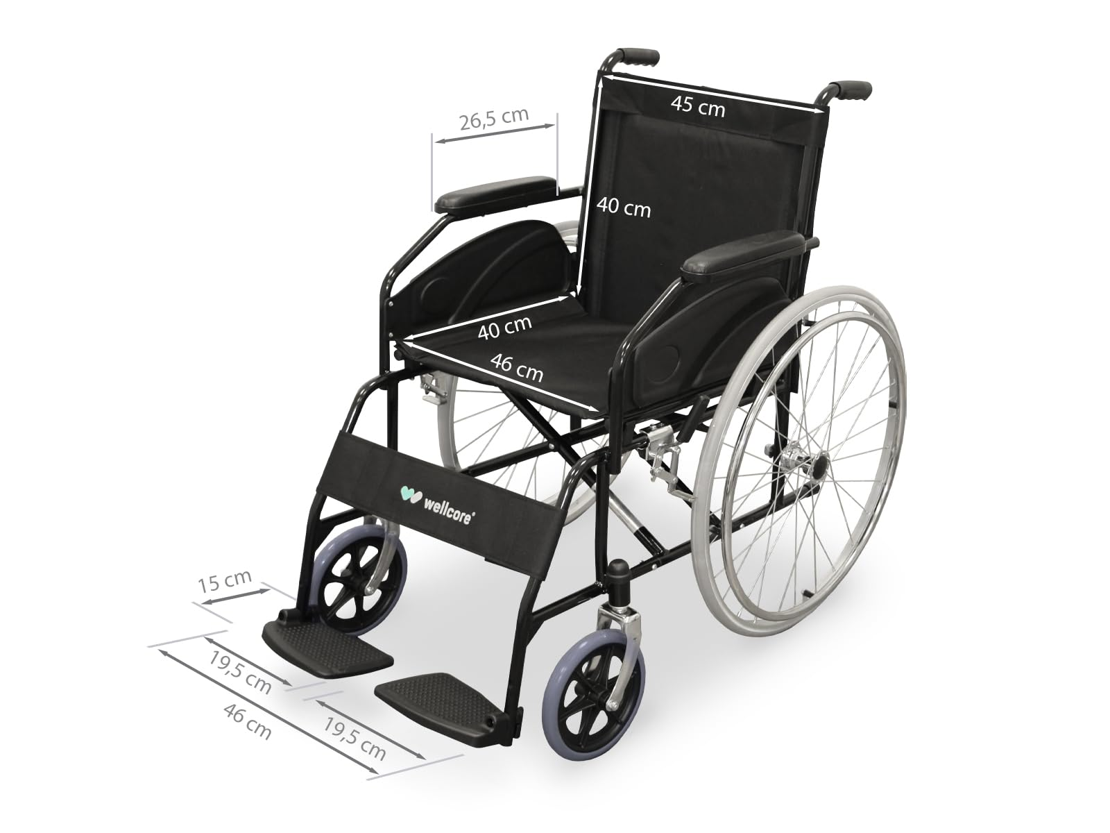 Una silla de ruedas negra con medidas etiquetadas. Tiene asiento, respaldo, reposabrazos, reposapiés y dos ruedas grandes.