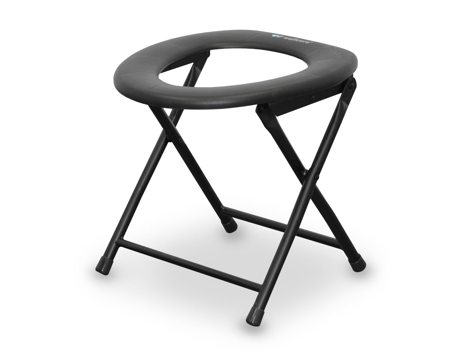 Un asiento de inodoro negro y plegable. Tiene una abertura redonda con un asiento acolchado. Las patas son de metal y se cruzan para soporte.