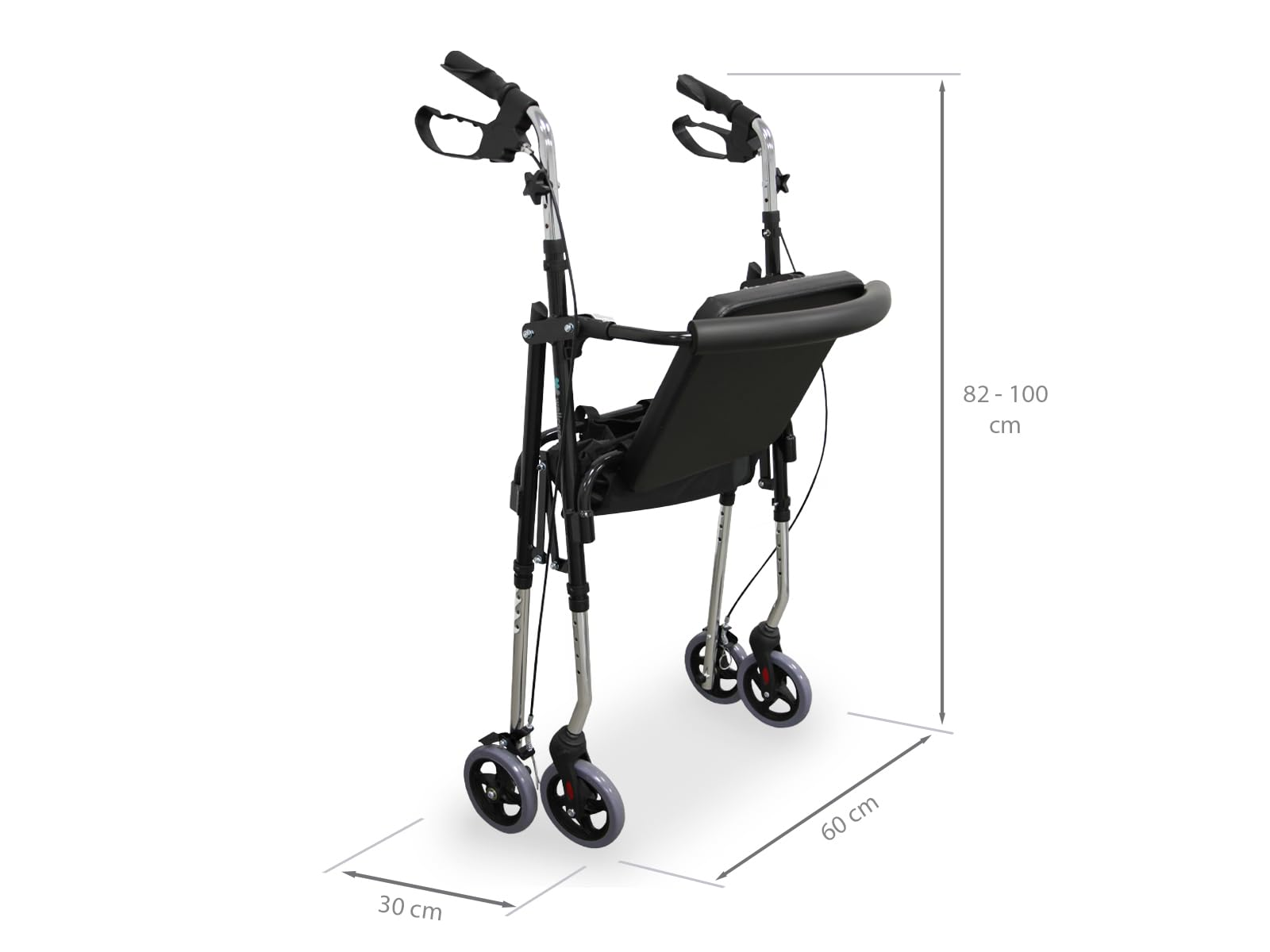 Un andador negro y plateado con ruedas y manijas. Dimensiones: 30x60x82-100cm. Tiene un asiento y una bandeja negros. Aislado sobre blanco.