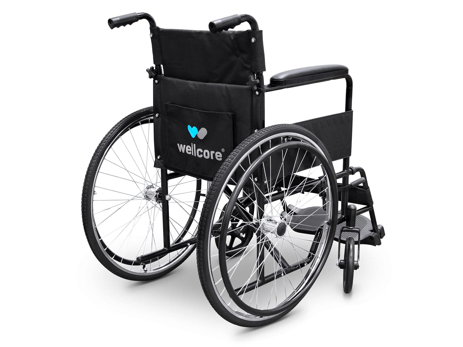 Una silla de ruedas negra con ruedas grandes. Tiene asiento y respaldo negros. El logo de Wellcare está en la parte trasera.