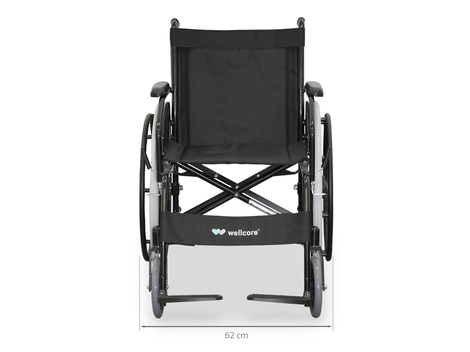 Una silla de ruedas negra con marco plateado. Tiene reposabrazos, reposapiés y dos ruedas grandes. El logo 'wellcore' es visible.