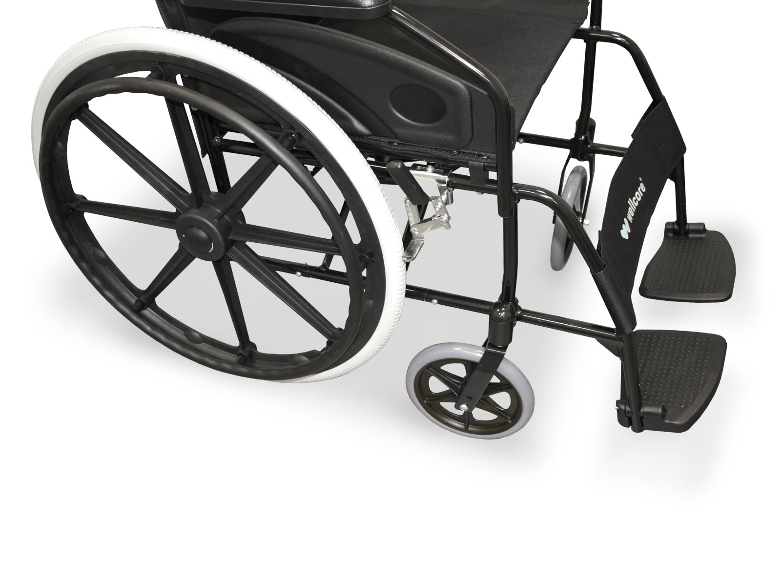 Una silla de ruedas negra con una gran rueda trasera con neumáticos blancos y una pequeña rueda delantera. Se ven reposapiés y asiento negro.