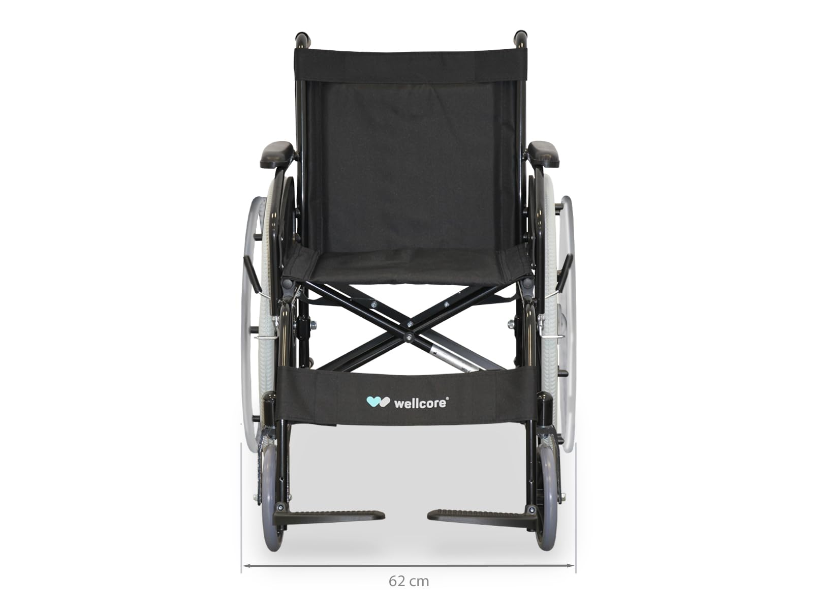 Una silla de ruedas negra con marco gris. Tiene asiento, respaldo, reposabrazos, reposapiés y ruedas traseras grandes.