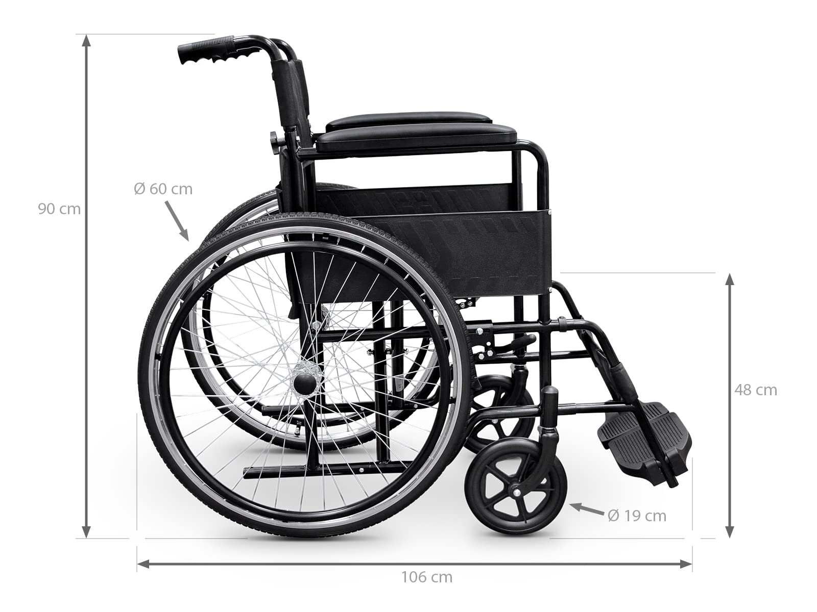 Silla de ruedas negra, vista lateral. Dimensiones: 90 cm alto, 106 cm largo, ruedas grandes de 60 cm de diámetro.