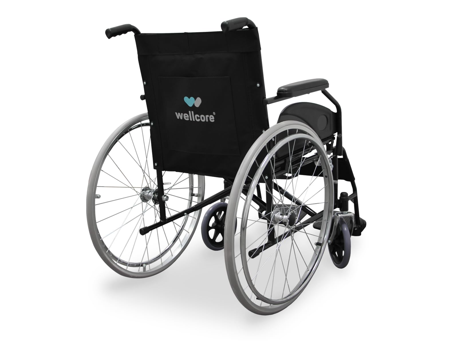 Una silla de ruedas negra con ruedas plateadas, asiento negro y logotipo 'wellcore' en el respaldo, sobre fondo blanco.