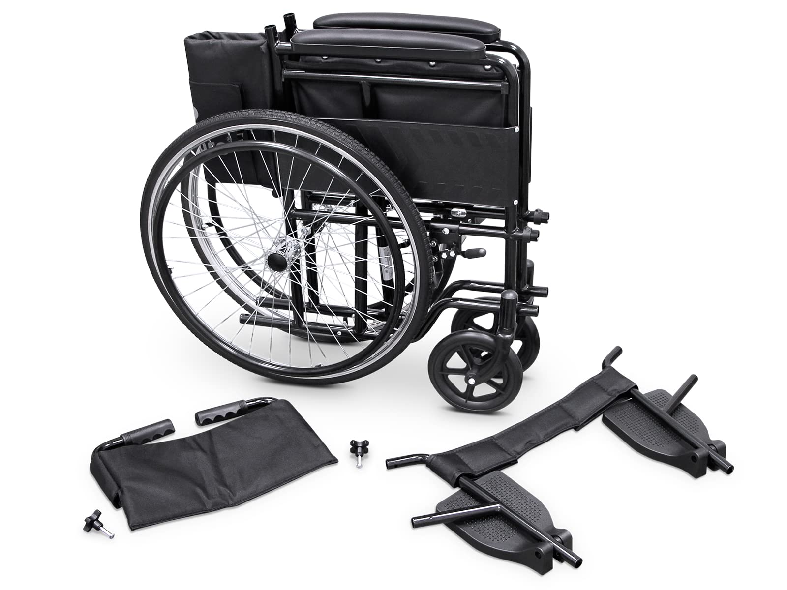 Silla de ruedas negra con partes separadas: reposapiés, bolsa y accesorios. Ruedas traseras grandes, delanteras pequeñas, asiento acolchado.
