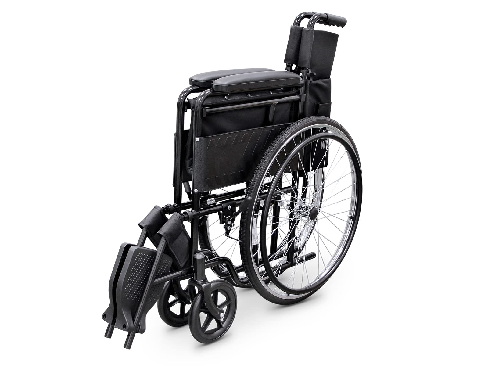 Una silla de ruedas negra, plegada, sobre un fondo blanco. Tiene ruedas traseras grandes, ruedas delanteras pequeñas y reposapiés.
