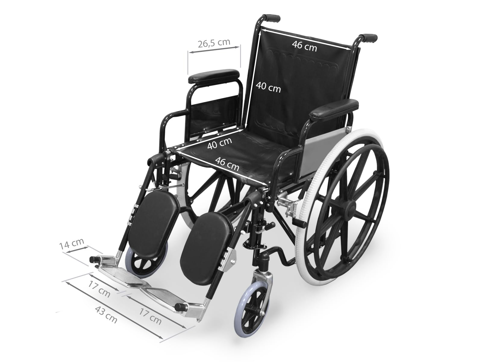 Una silla de ruedas con medidas indicadas. Marco, asiento y respaldo negros. Ruedas con llantas blancas. Reposapiés negros.