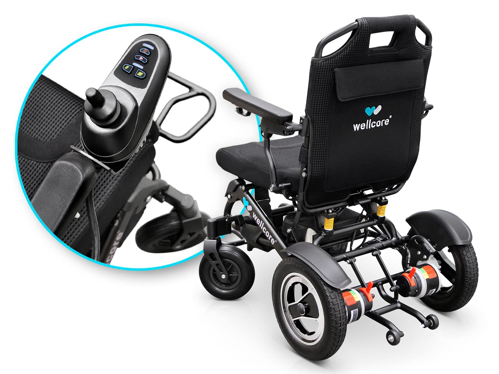 Silla de ruedas eléctrica negra con joystick, marca Wellcare. Incluye asiento, respaldo, reposabrazos y ruedas. Motores visibles.