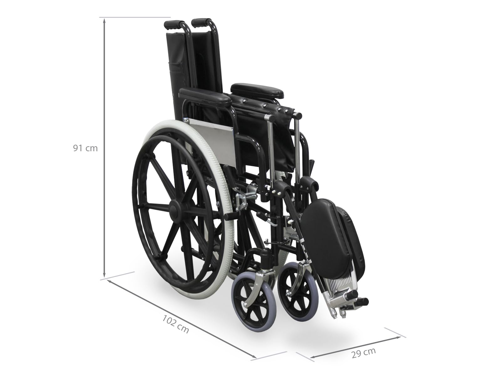 Una silla de ruedas negra con ruedas traseras grandes y delanteras más pequeñas se muestra desde una perspectiva lateral. Se proporcionan dimensiones.