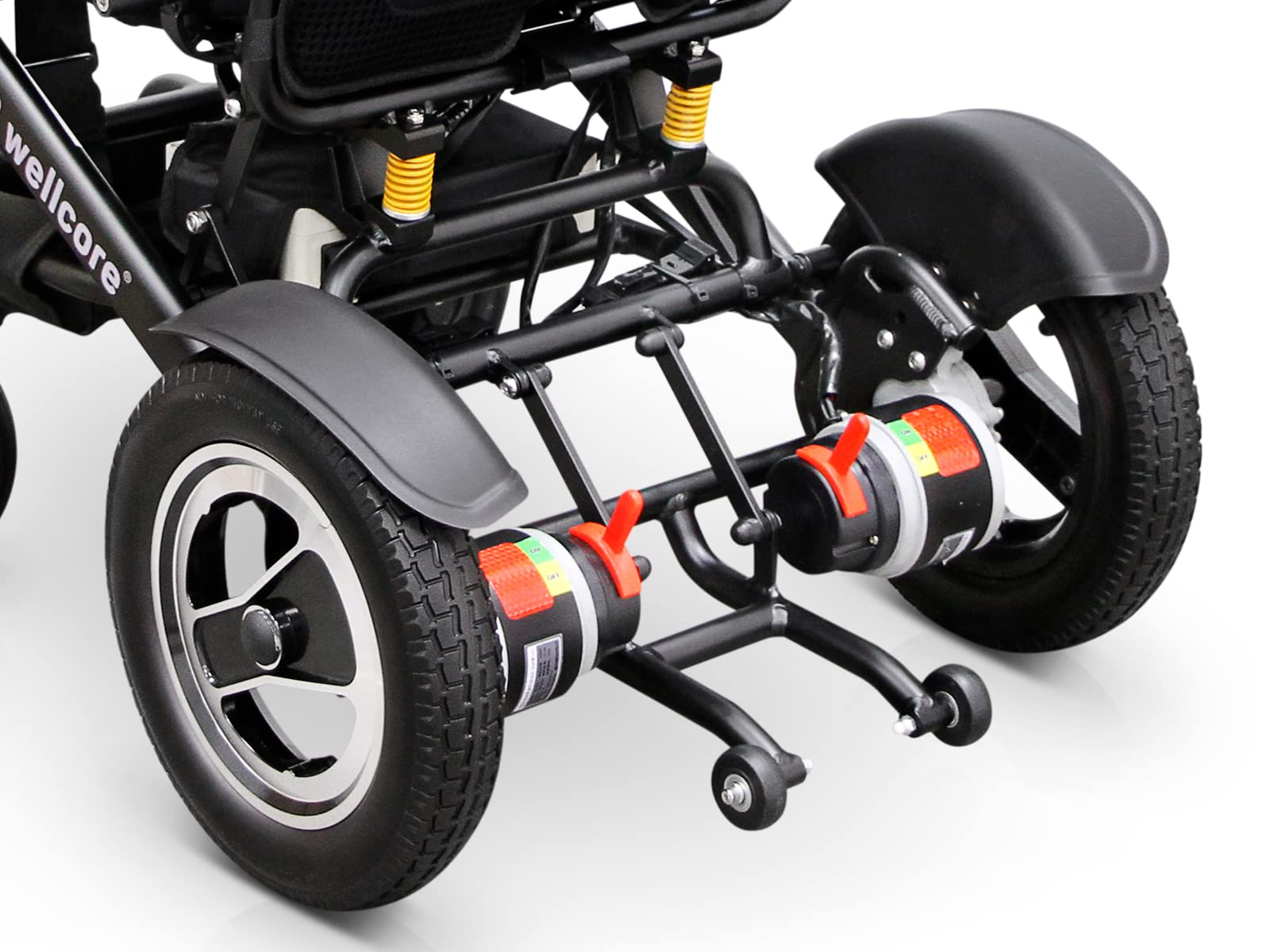 Primer plano de la parte trasera de una silla de ruedas eléctrica negra. Ruedas, motor, suspensión y detalles del marco visibles. El fondo es blanco.