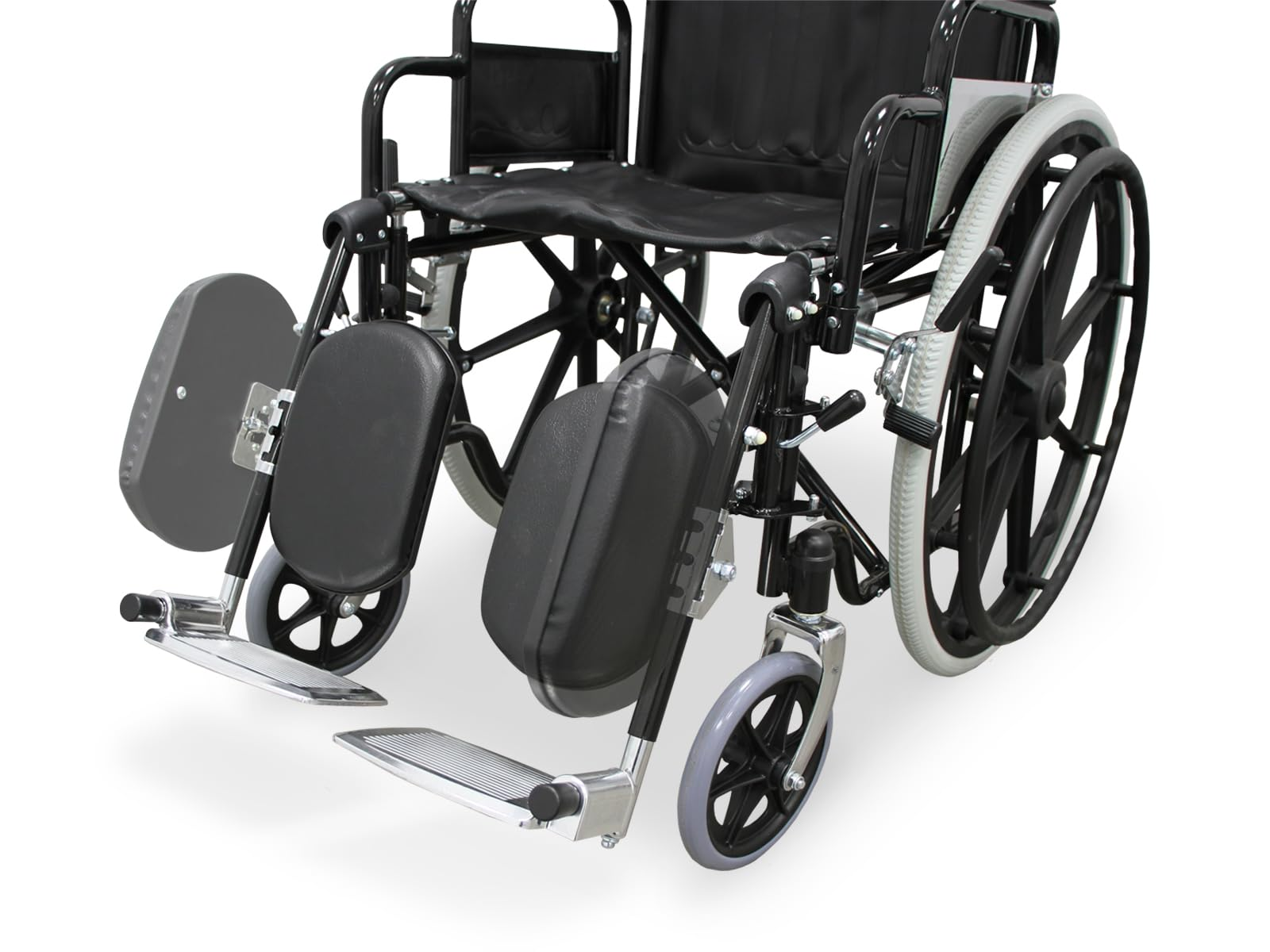 Una silla de ruedas negra, vista frontal. Tiene un marco, asiento y respaldo negros. Los reposapiés son plateados. Las ruedas son negras con neumáticos blancos.