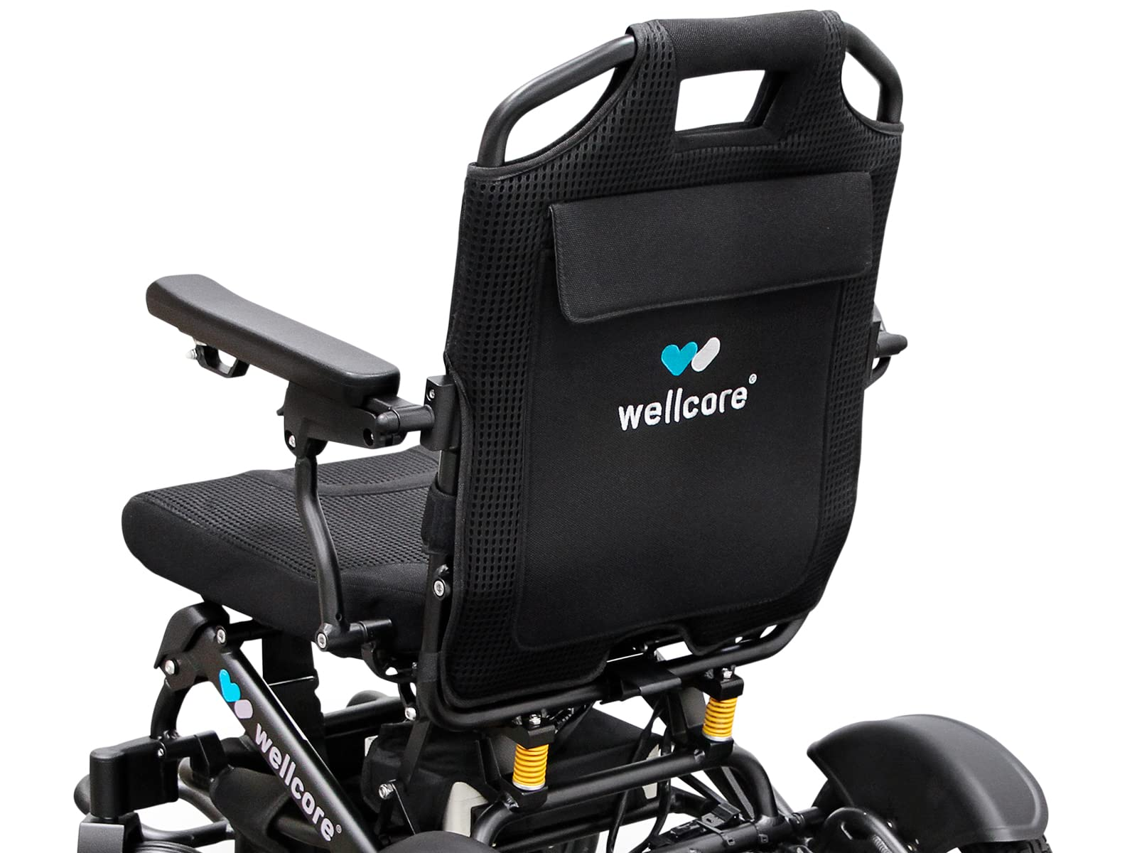 Silla de ruedas negra con respaldo y asiento de malla, reposabrazos y el logotipo de Wellcare. Marco negro, resortes amarillos y fondo blanco.
