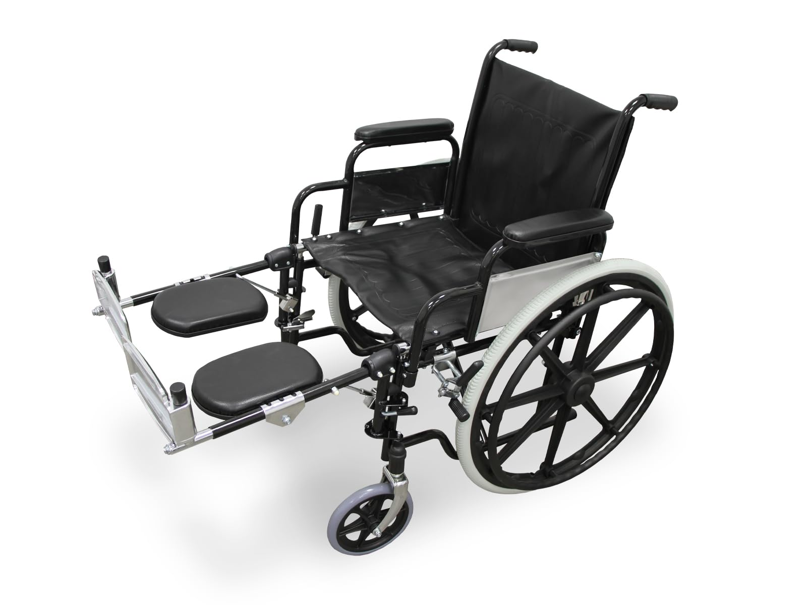 Una silla de ruedas negra con reposapiés, apoyabrazos y ruedas traseras grandes. Está sobre un fondo blanco, ligeramente inclinado a la derecha.