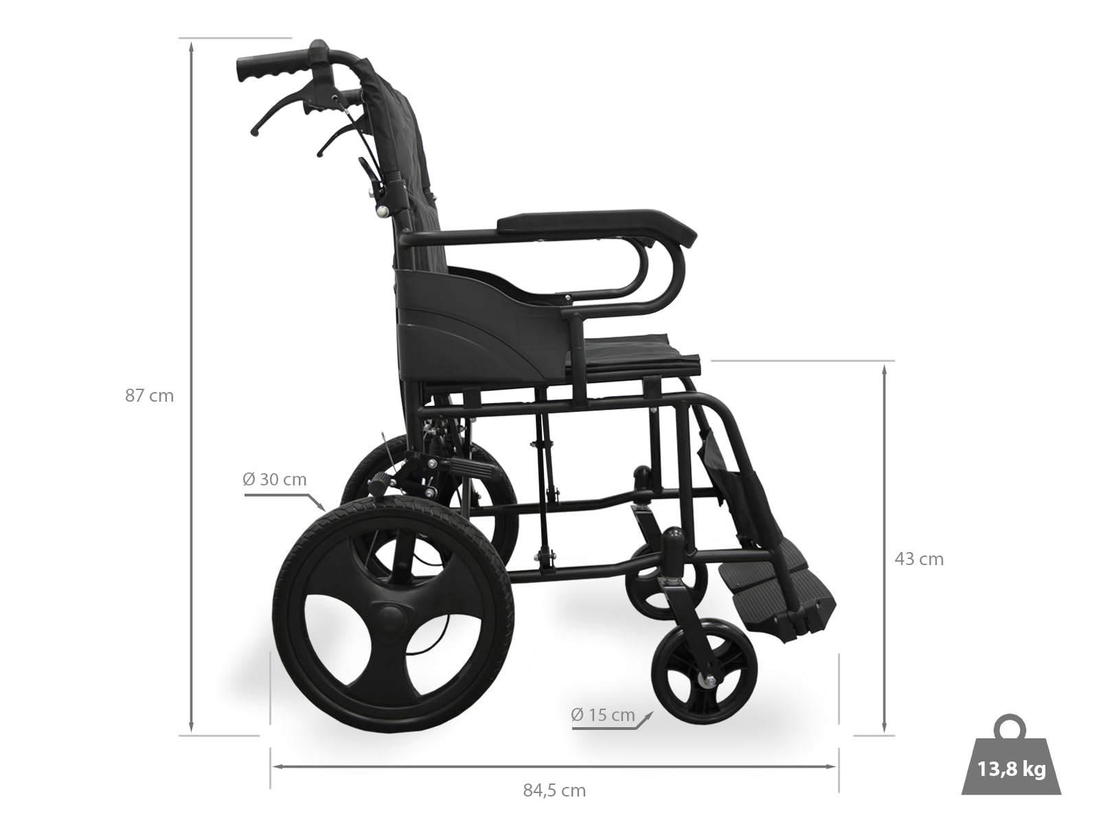Silla de ruedas negra con dimensiones etiquetadas. Tiene ruedas traseras grandes, delanteras pequeñas, reposabrazos y asiento. Pesa 13,8 kg.