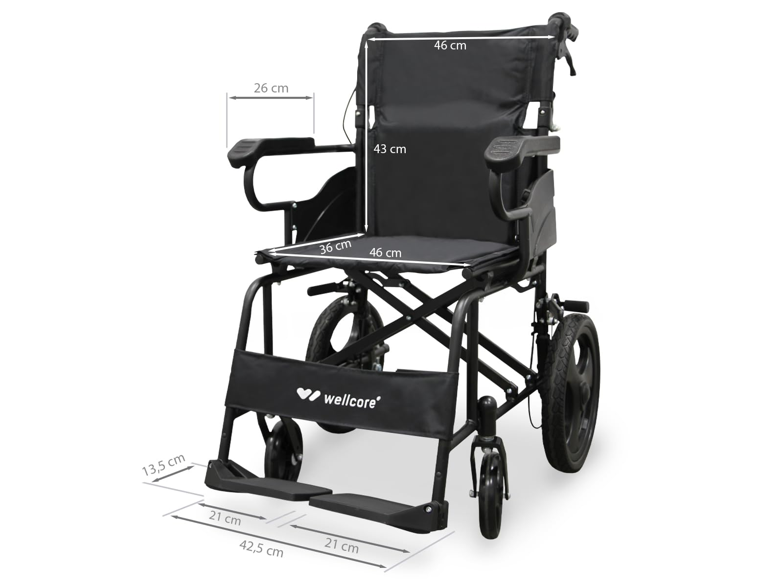 Silla de ruedas negra con dimensiones indicadas. Incluye reposabrazos, reposapiés y el logo 'wellcore'. Fondo blanco.