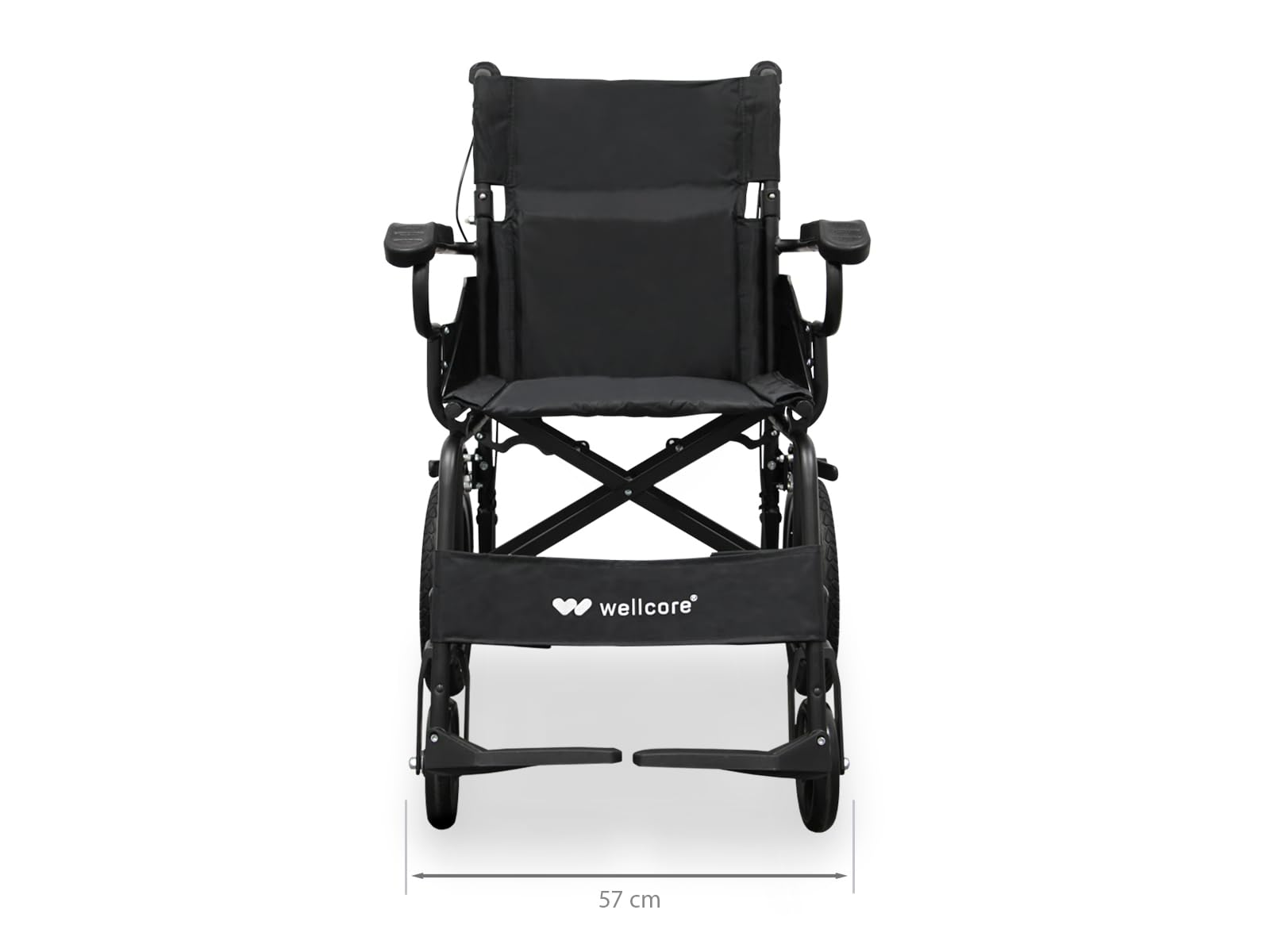 Una silla de ruedas negra, 57 cm de ancho, sobre un fondo blanco. Tiene reposabrazos, reposapiés y el logo 'wellcare'.