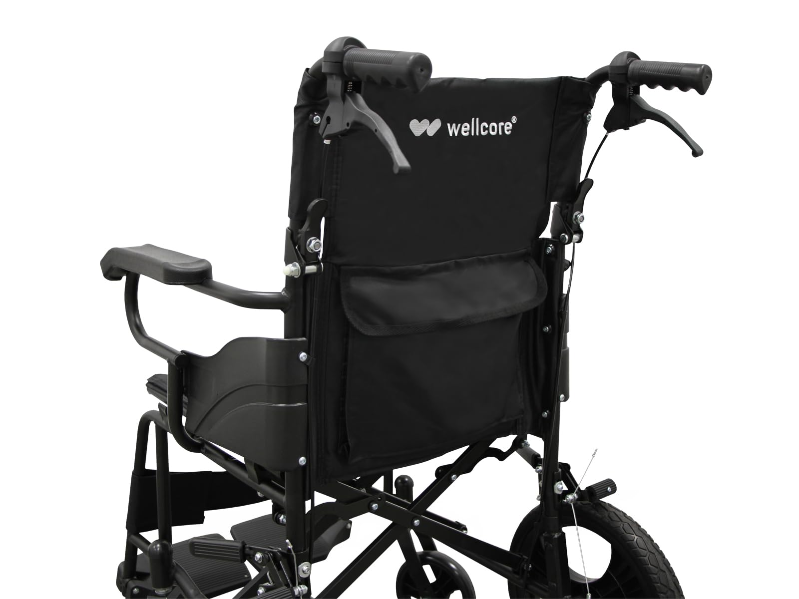 Una silla de ruedas negra con asiento y respaldo negros. Tiene reposabrazos, manijas y ruedas pequeñas. El logotipo de Wellcare es visible.
