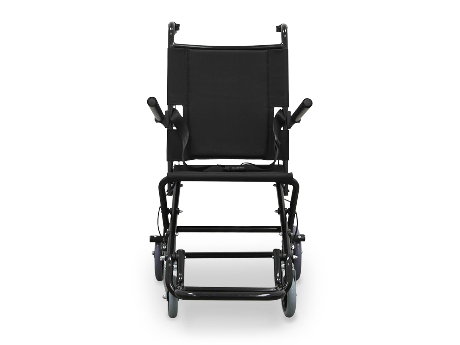 Una silla de ruedas negra, vista de frente. Tiene asiento y respaldo negros, marco negro, ruedas grises y reposabrazos. El fondo es blanco.