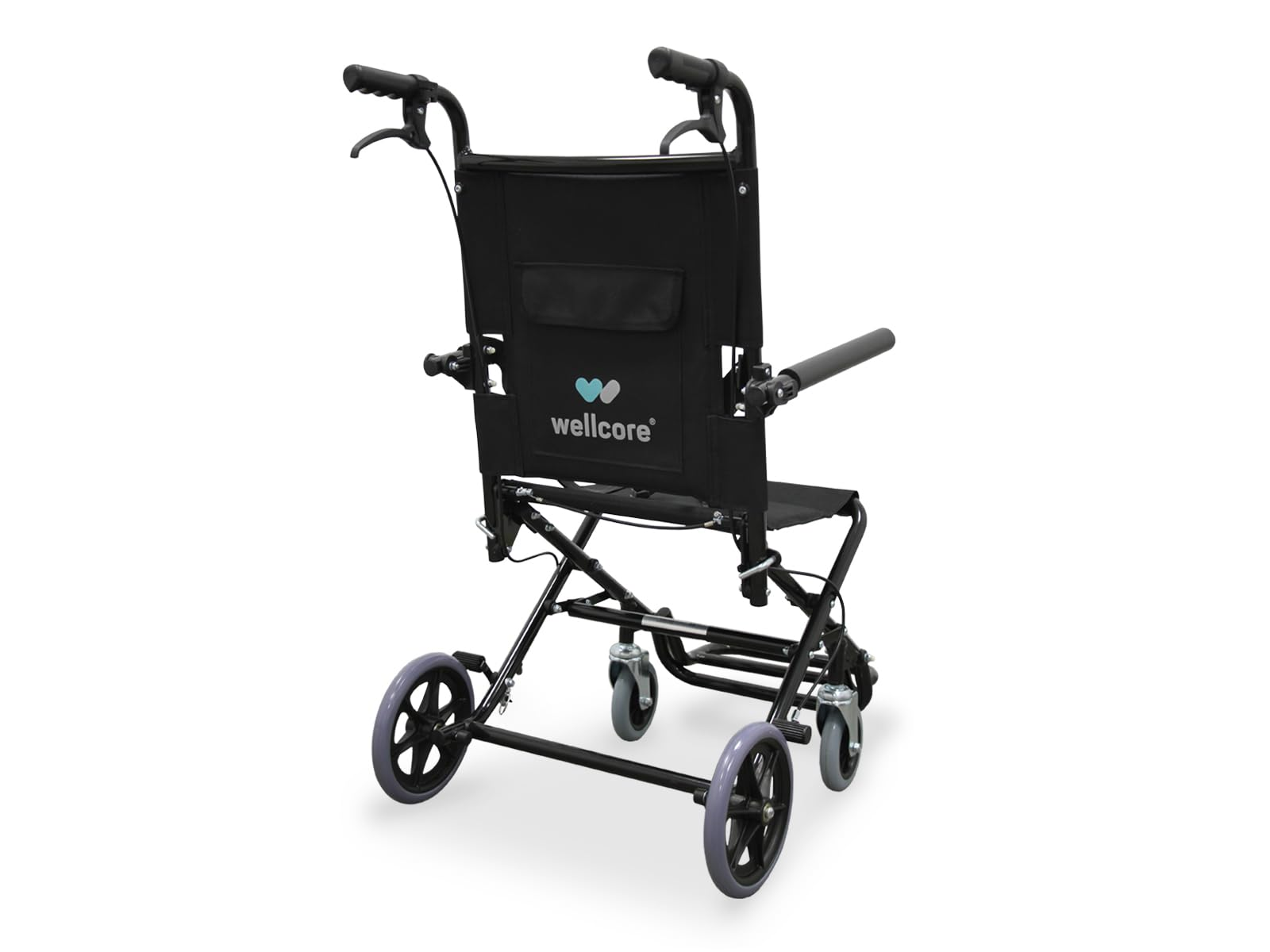 Una silla de transporte Wellcore negra y plateada. Tiene cuatro ruedas, manijas y un asiento. Está sobre un fondo blanco.