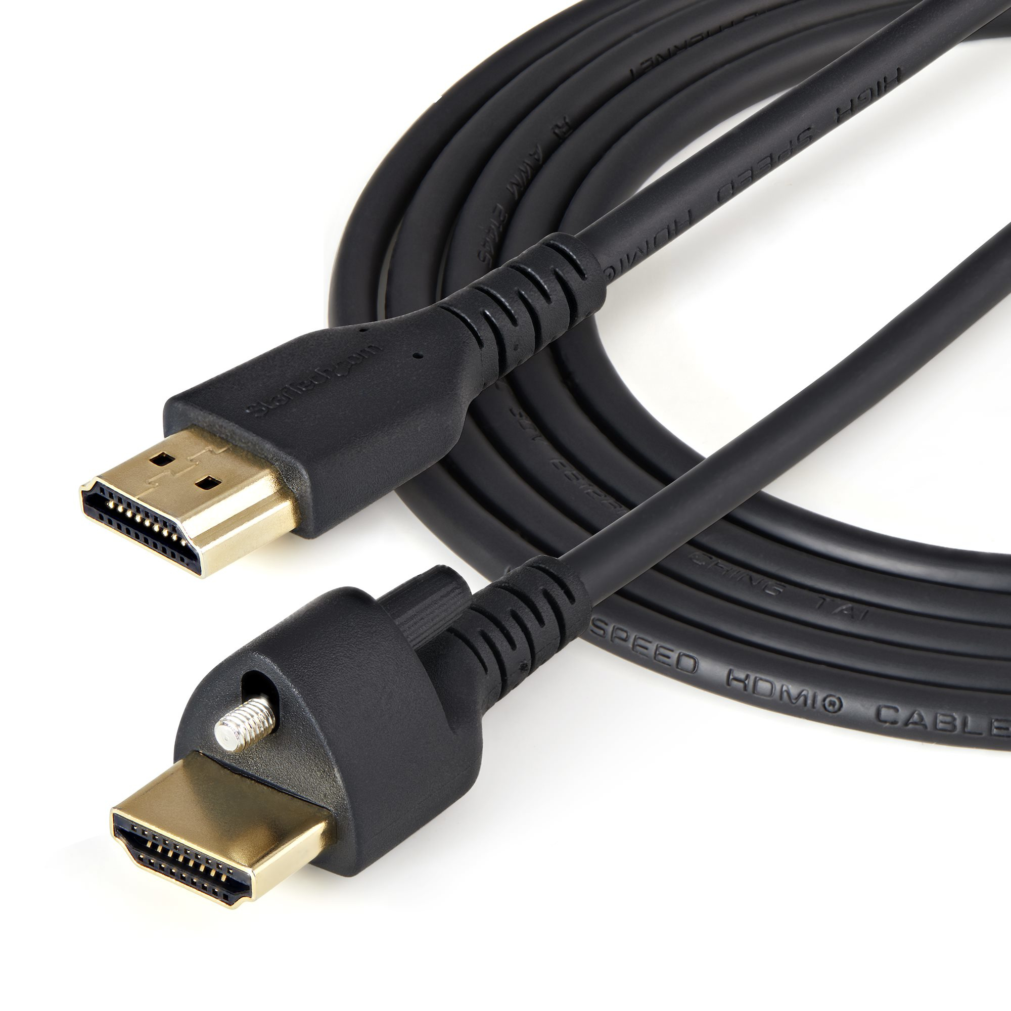 Un câble HDMI noir avec des connecteurs dorés est posé sur une surface blanche. Le câble porte du texte.