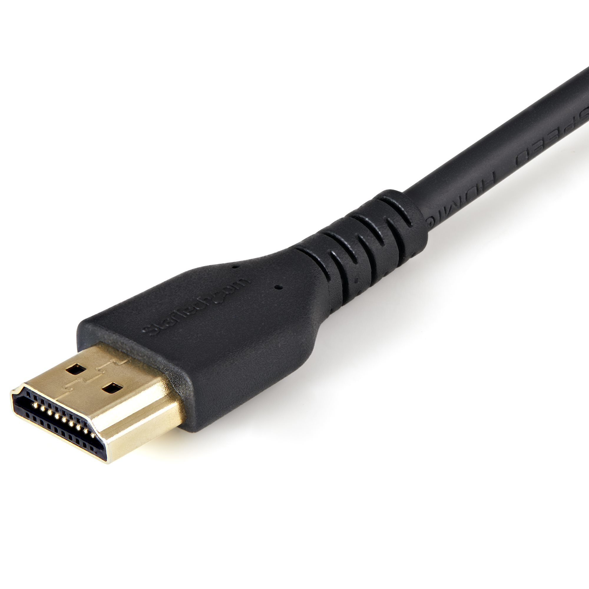 Gros plan d'un câble HDMI noir avec connecteurs dorés sur fond blanc.