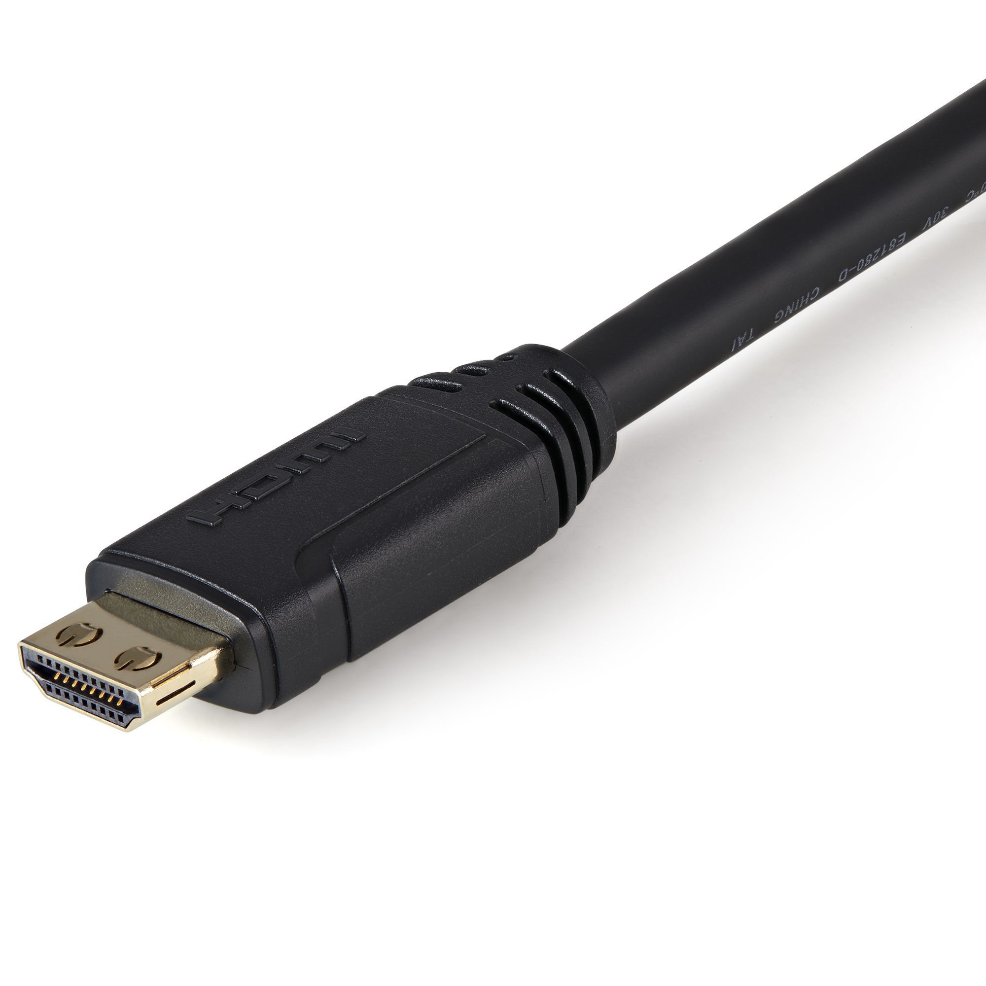Gros plan d'un câble HDMI noir avec un connecteur à l'extrémité, sur fond blanc.