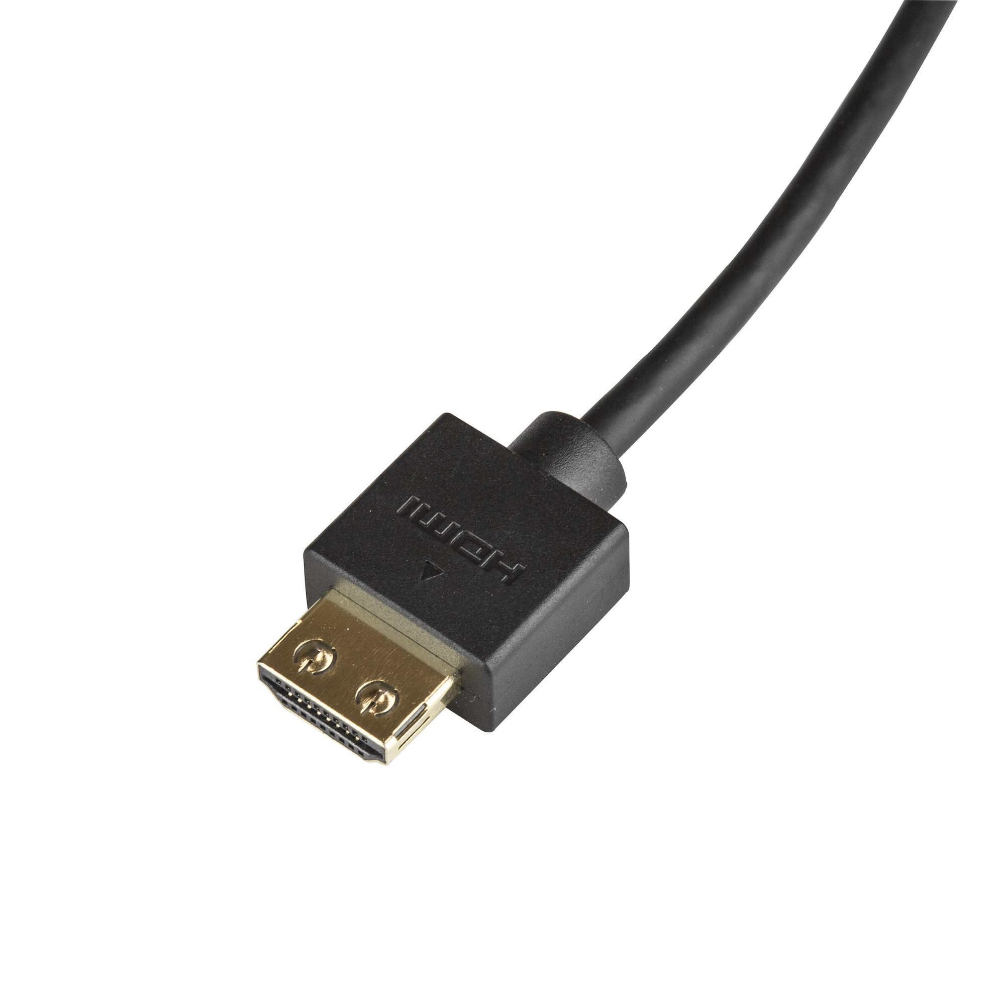 Primer plano de un cable HDMI. El conector es negro con una punta dorada. El cable es negro sobre un fondo blanco.