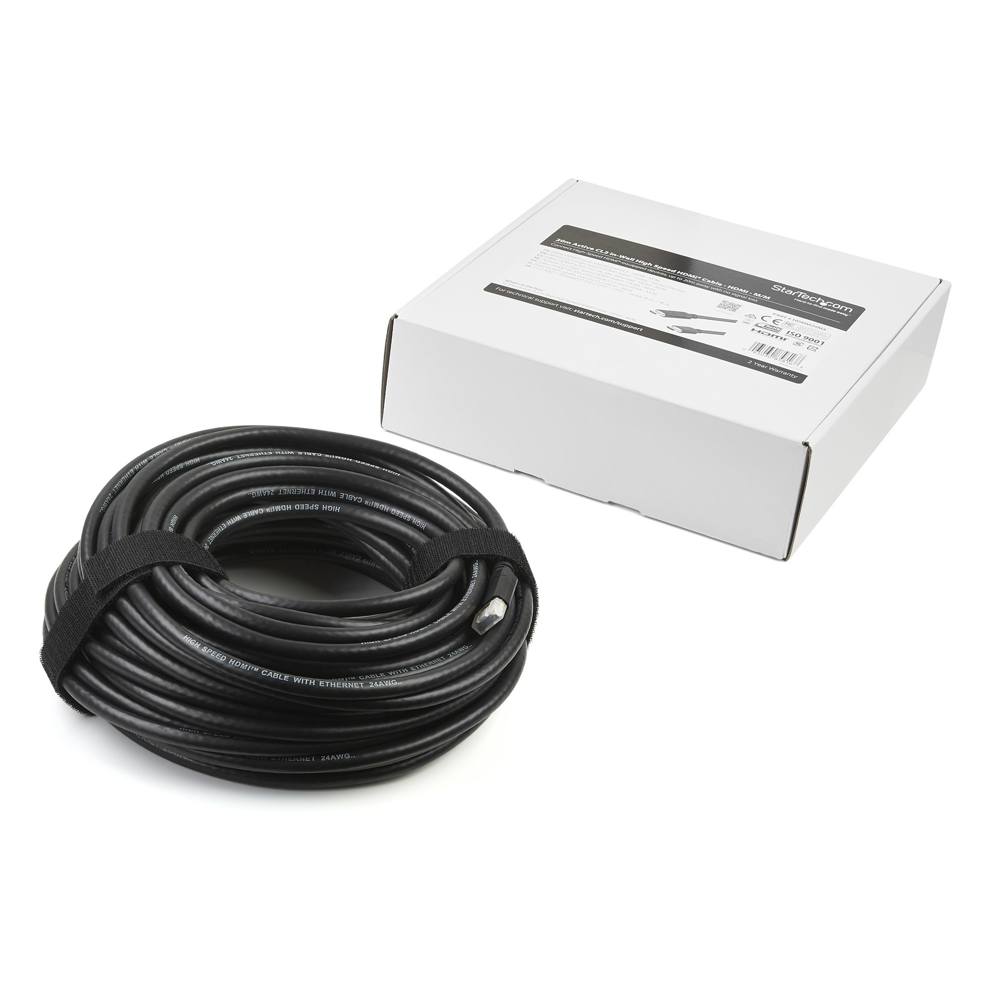 Cable HDMI negro enrollado con velcro, junto a una caja blanca con texto.