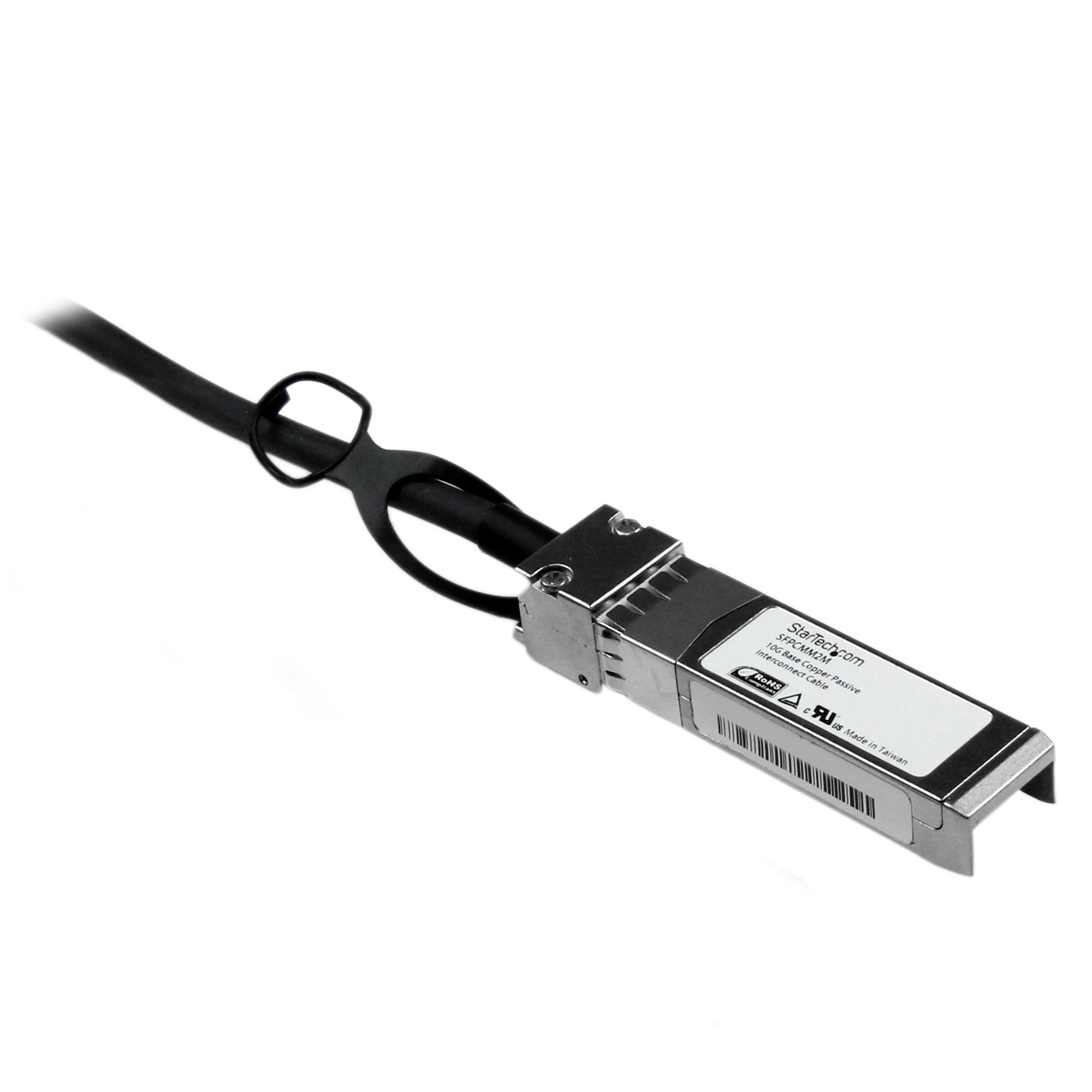 Un cable de red negro con un conector metálico y una etiqueta. El fondo es blanco.