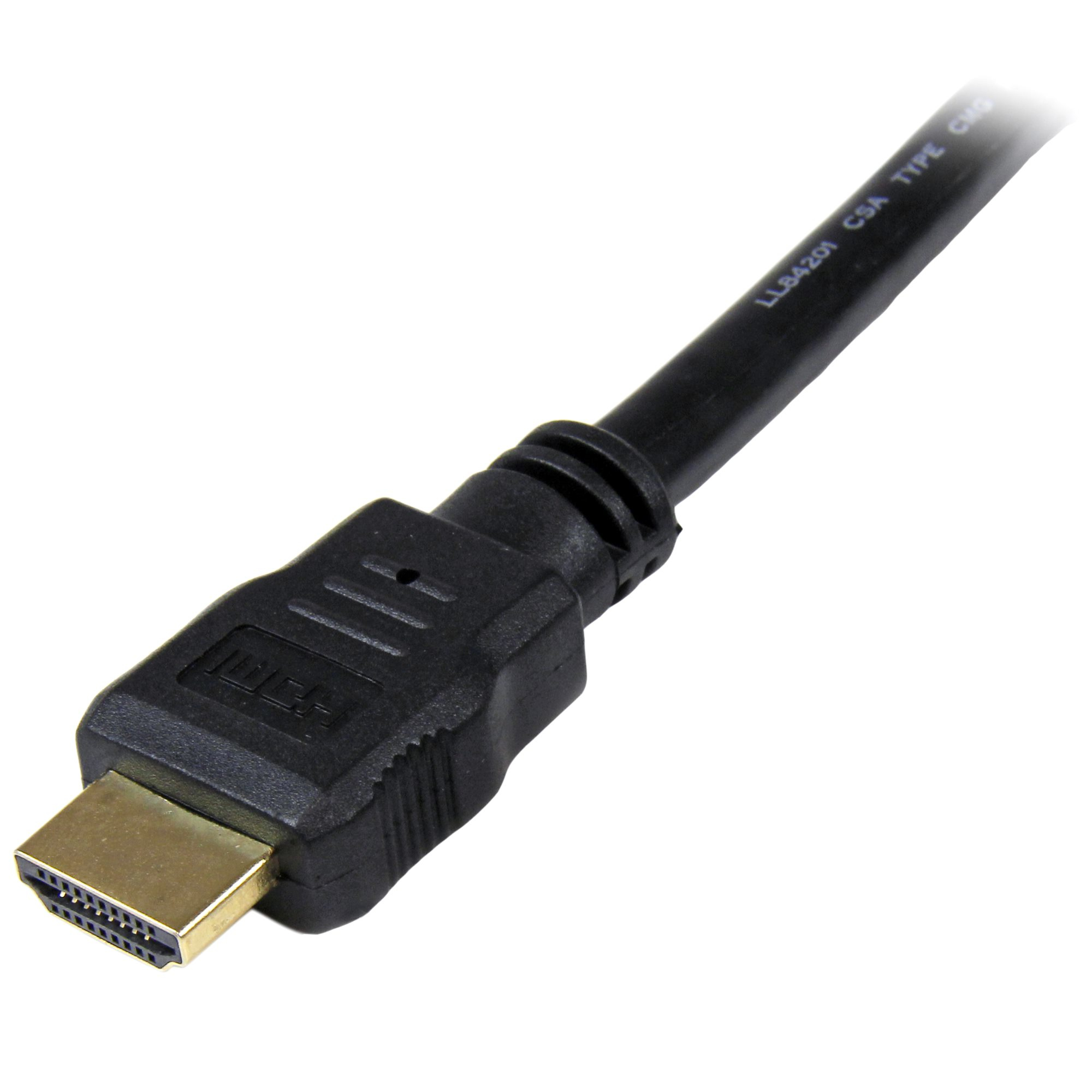 Primer plano de un cable HDMI negro con un conector dorado sobre fondo blanco.