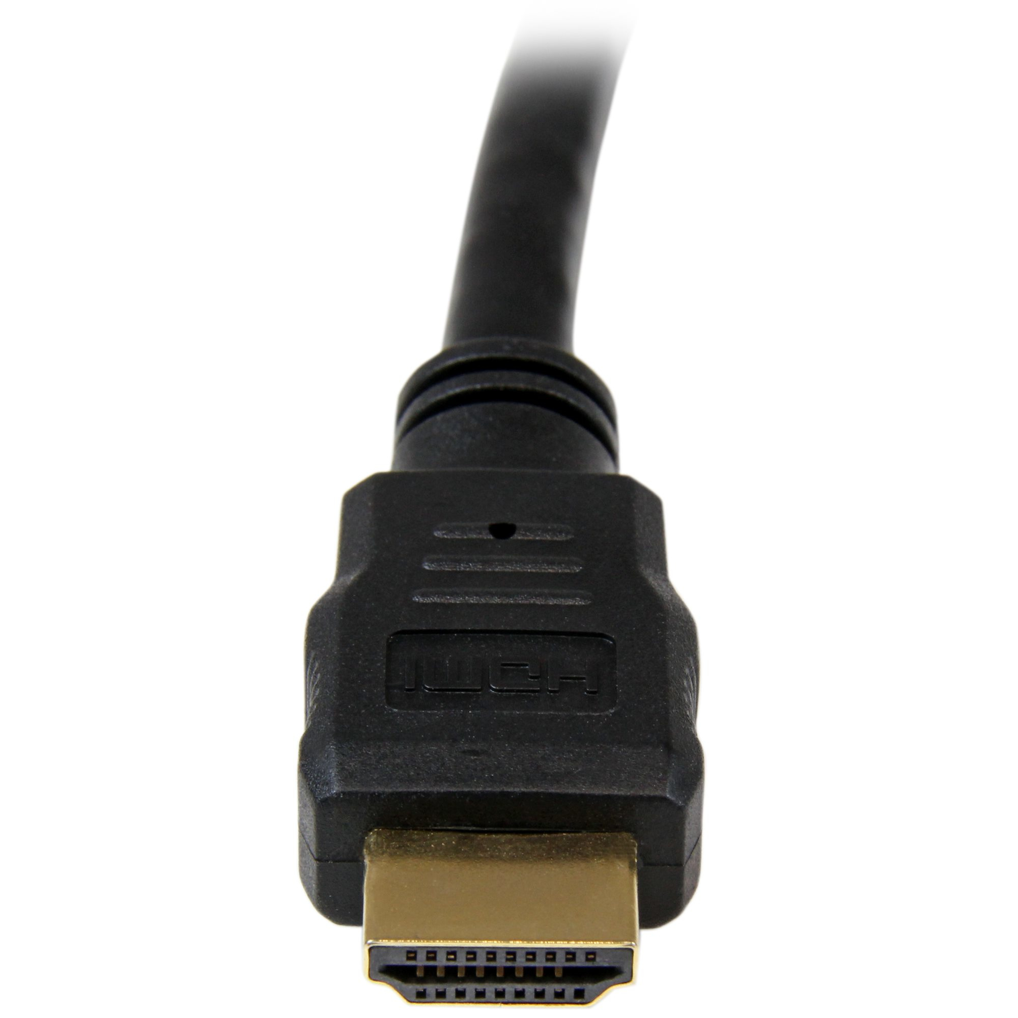 Primer plano de un conector de cable HDMI negro sobre un fondo blanco. El conector es negro con un inserto dorado.