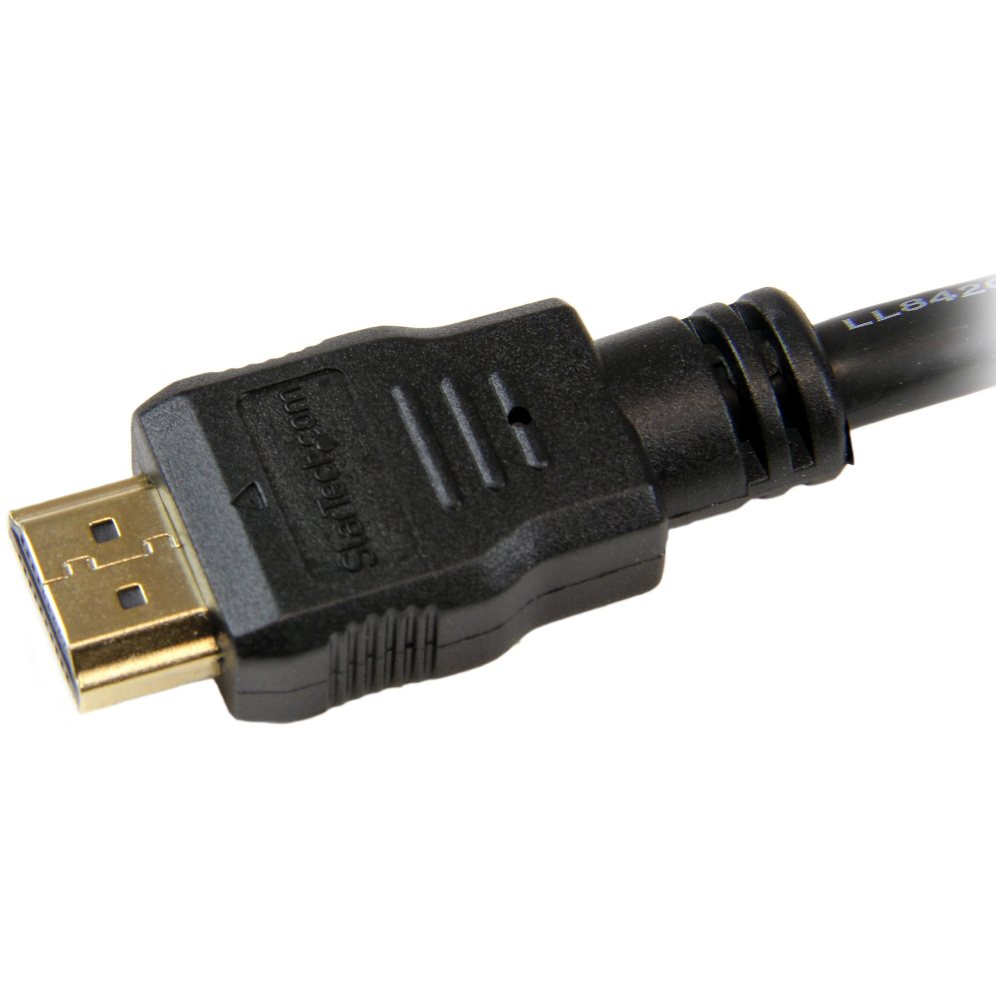 Primer plano de un conector de cable HDMI negro con un puerto dorado. El nombre de la marca StarTech.com es visible.