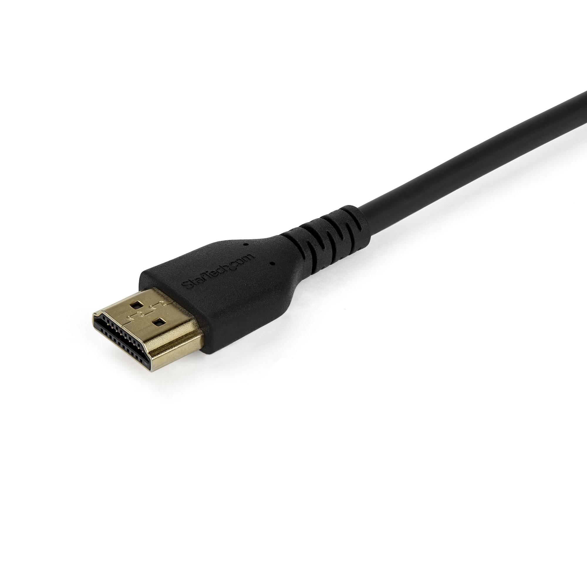 Un cable HDMI negro sobre fondo blanco. El conector es dorado. El cable tiene el logo de Startech.com.