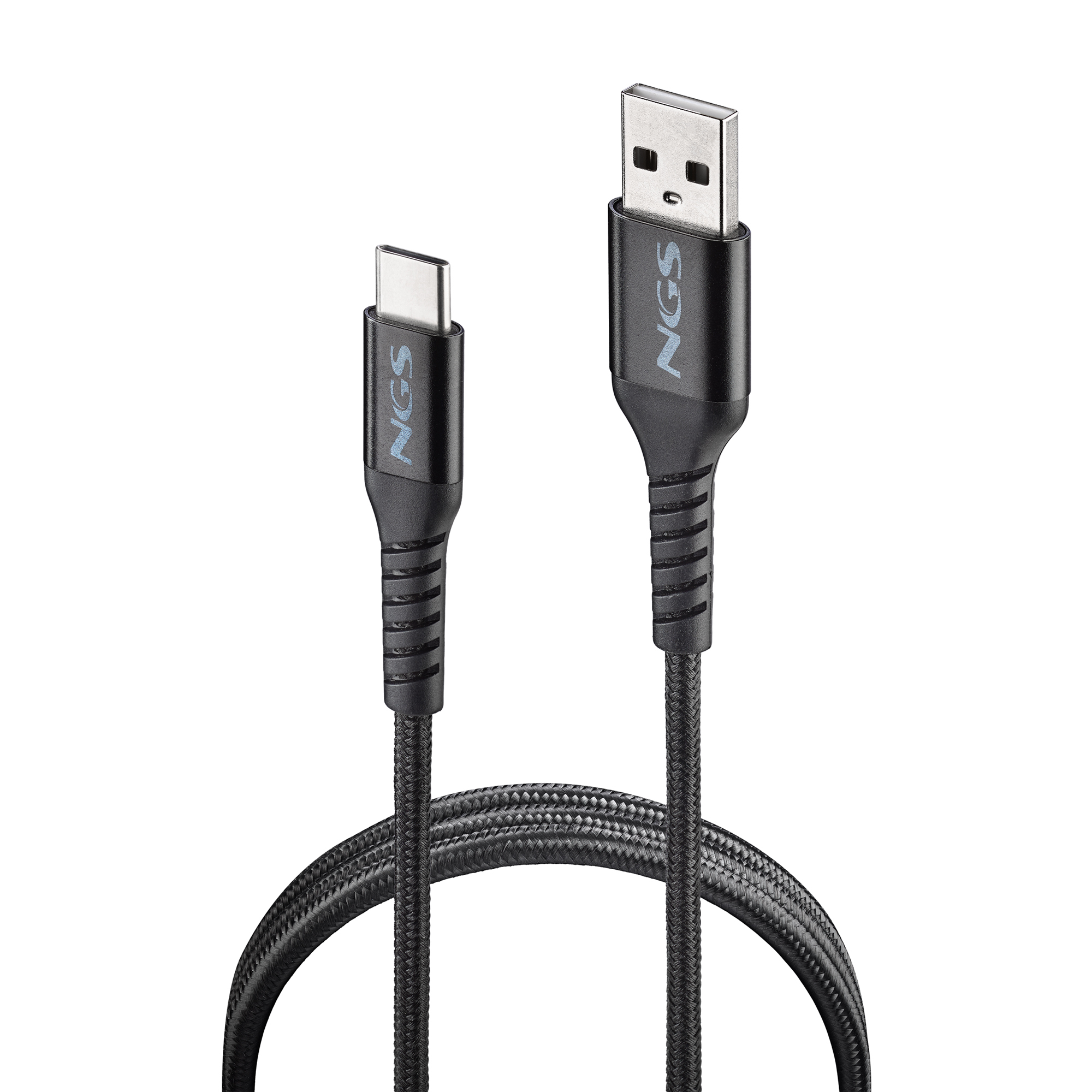 Cable USB negro con conectores USB-A y USB-C. El cable tiene la marca 'NGS'.