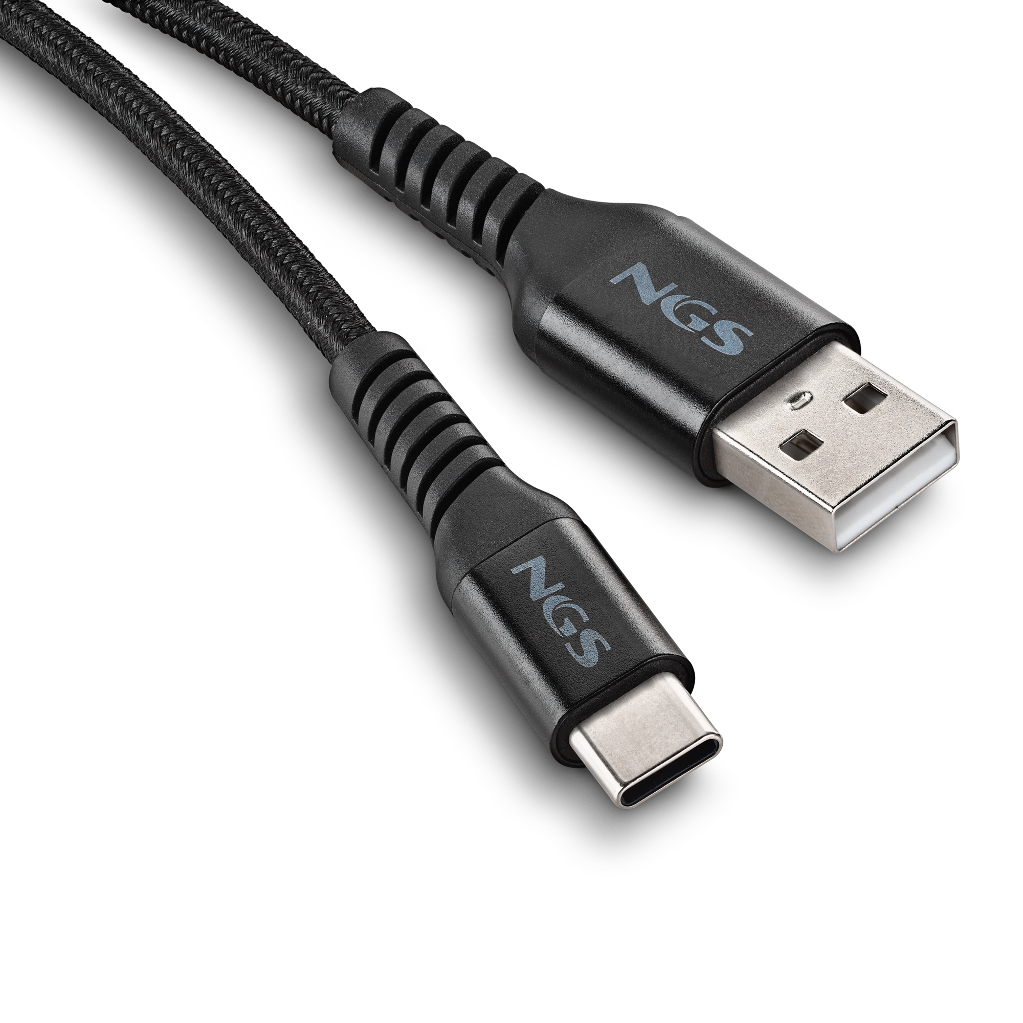 Un cable negro USB-C a USB-A sobre una superficie blanca. El cable tiene la marca NGS en sus conectores.