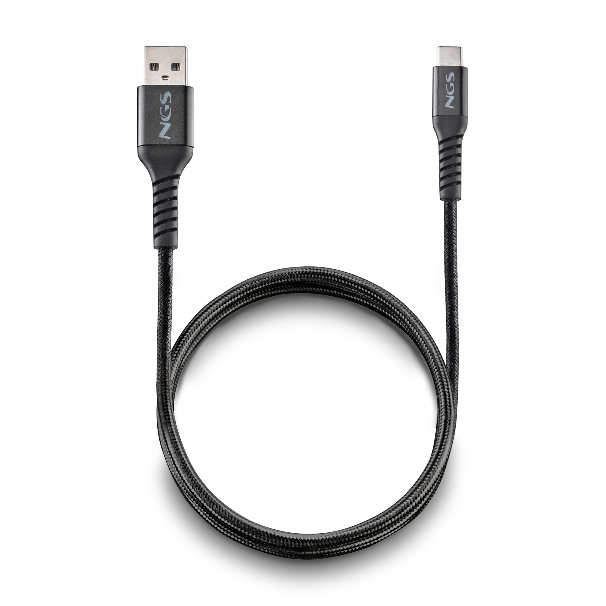 Un cable USB negro con conectores USB-A y USB-C, con la marca 'NGS', enrollado sobre un fondo blanco.