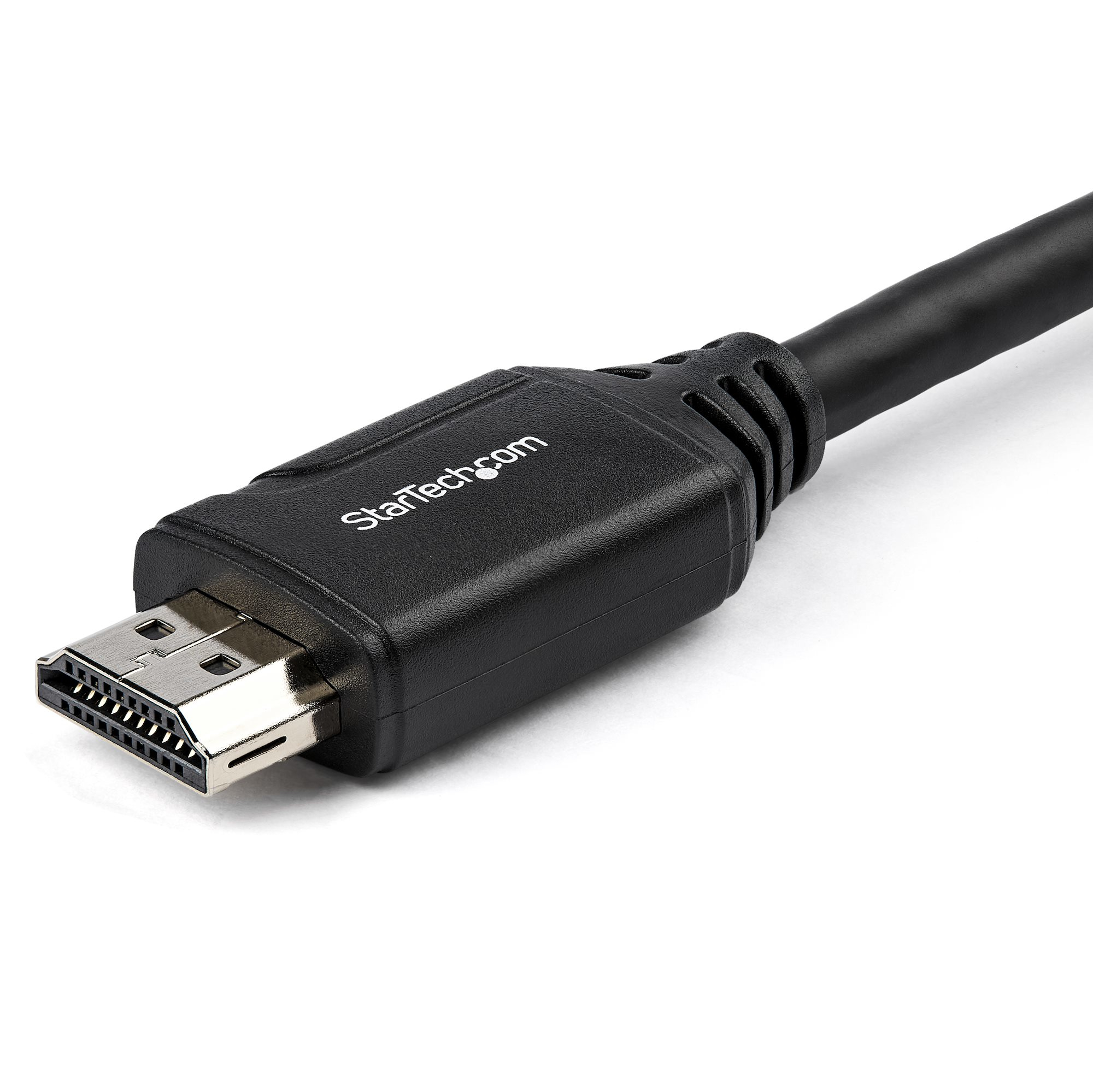 Un cable HDMI negro sobre fondo blanco. El cable tiene un conector con el logotipo de StarTech.com.