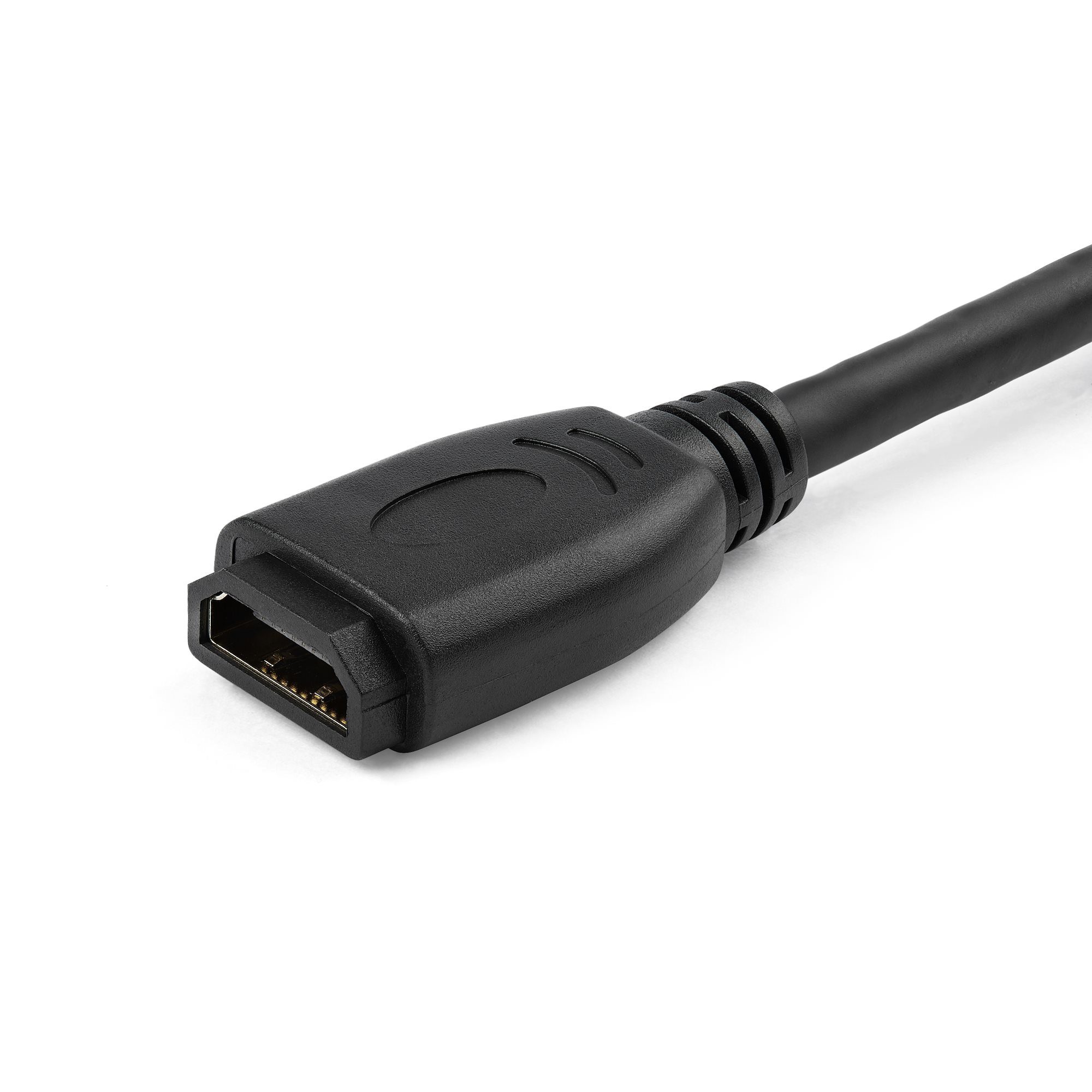 Primer plano de un conector de cable HDMI negro sobre fondo blanco. El conector está enfocado, el cable se extiende.