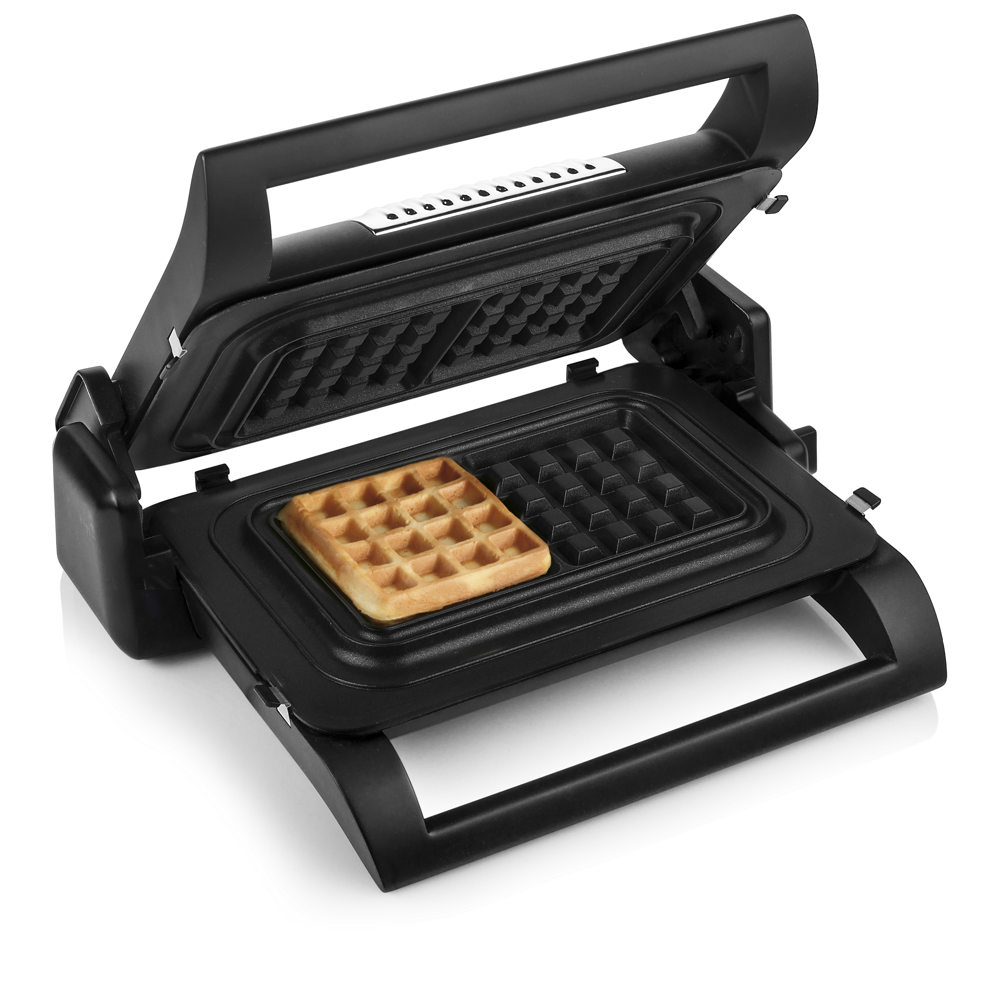 Ein schwarzes Waffeleisen ist offen und zeigt eine goldene Waffel. Der Hintergrund ist weiß.