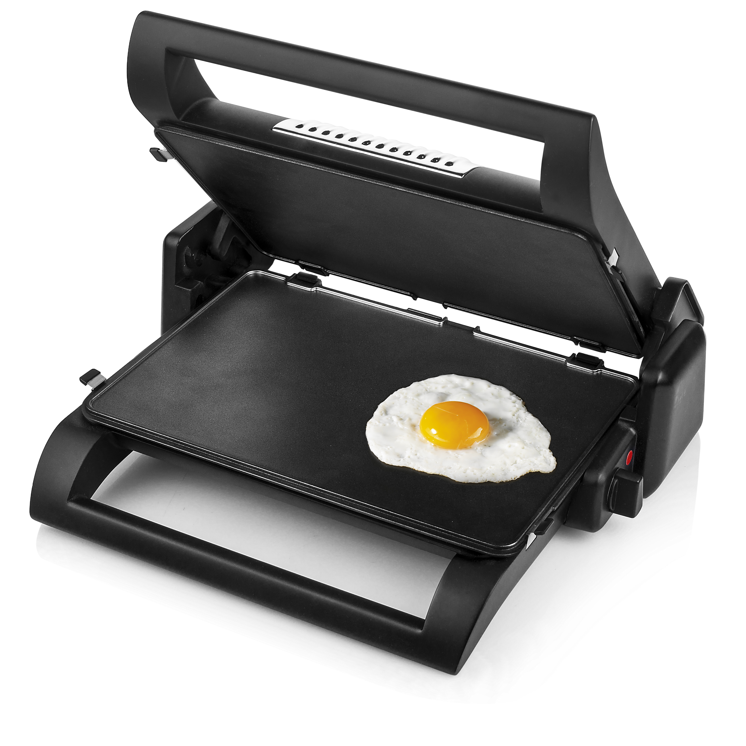 Ein schwarzer Panini-Grill mit offenem Deckel. Ein Spiegelei liegt auf der Grillplatte.