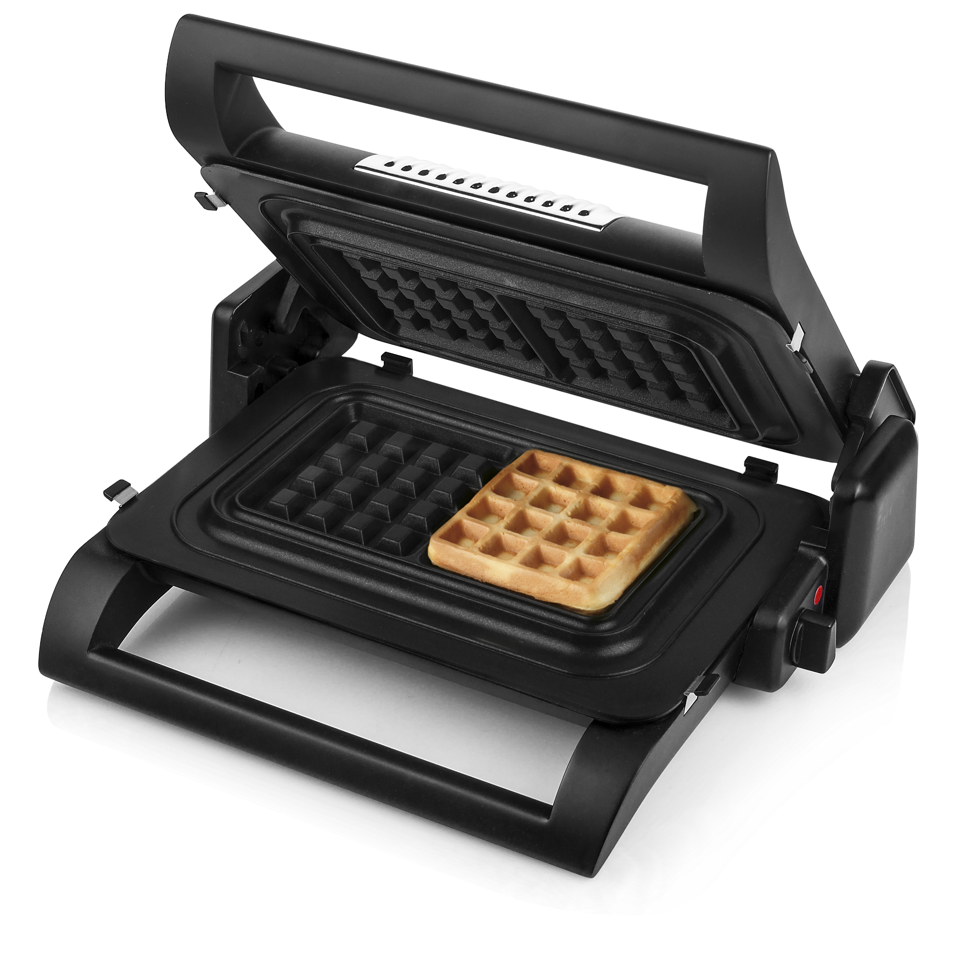 Ein schwarzer Waffeleisen mit einer goldbraunen Waffel im Inneren. Der Deckel ist geöffnet.