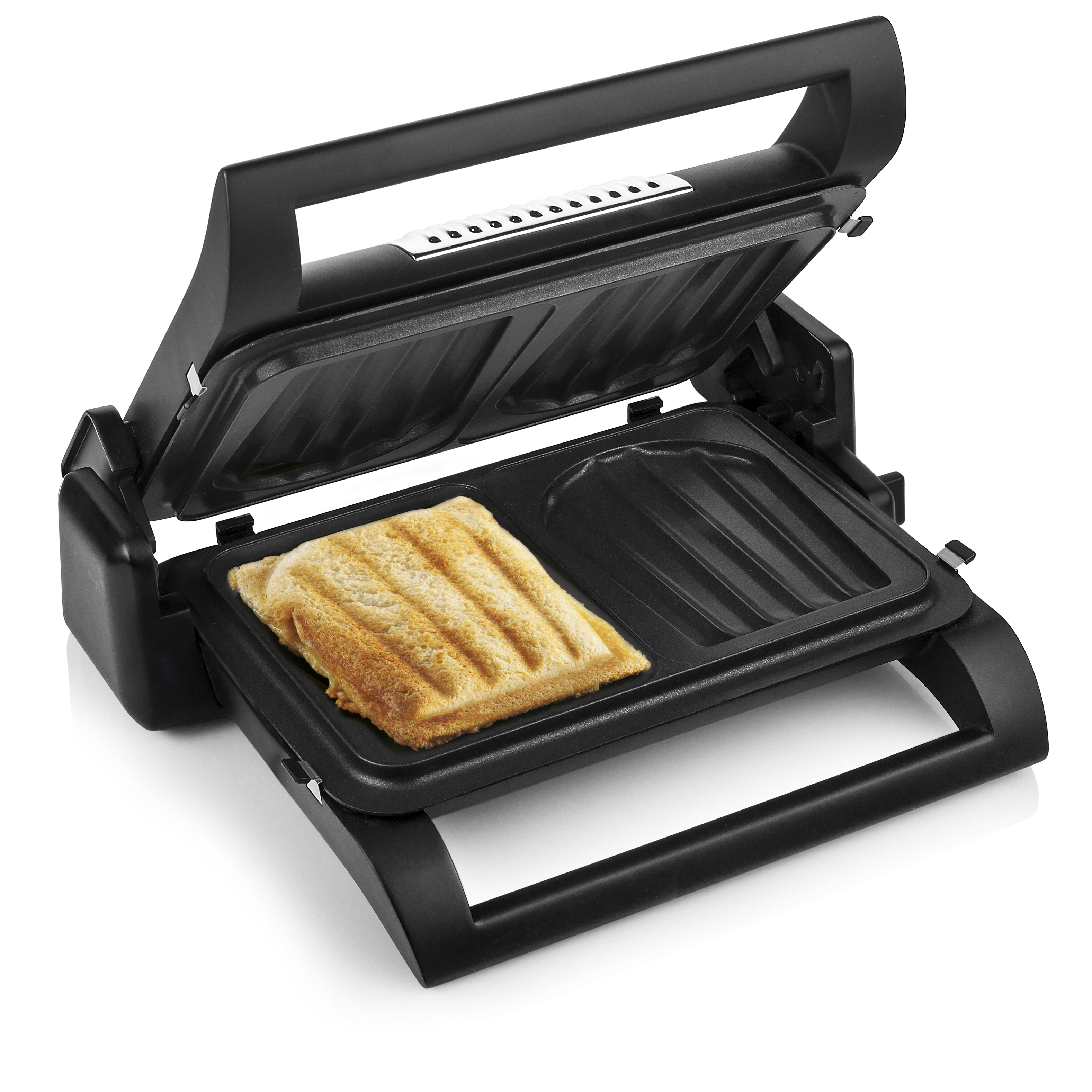 Ein schwarzer Sandwichmaker mit einem gekochten Sandwich darin. Der Deckel ist geöffnet. Weißer Hintergrund.