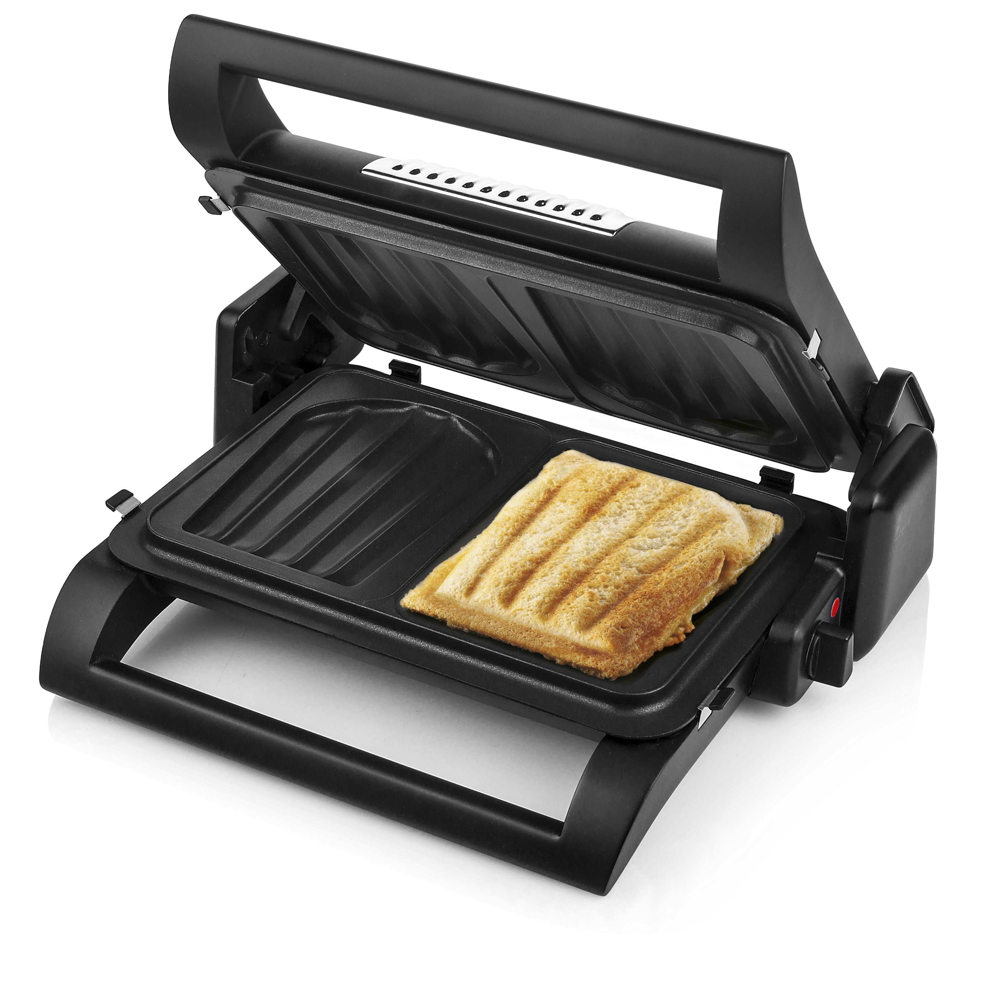 Schwarzer Sandwichmaker mit getoastetem Sandwich. Der Deckel ist geöffnet. Weißer Hintergrund.