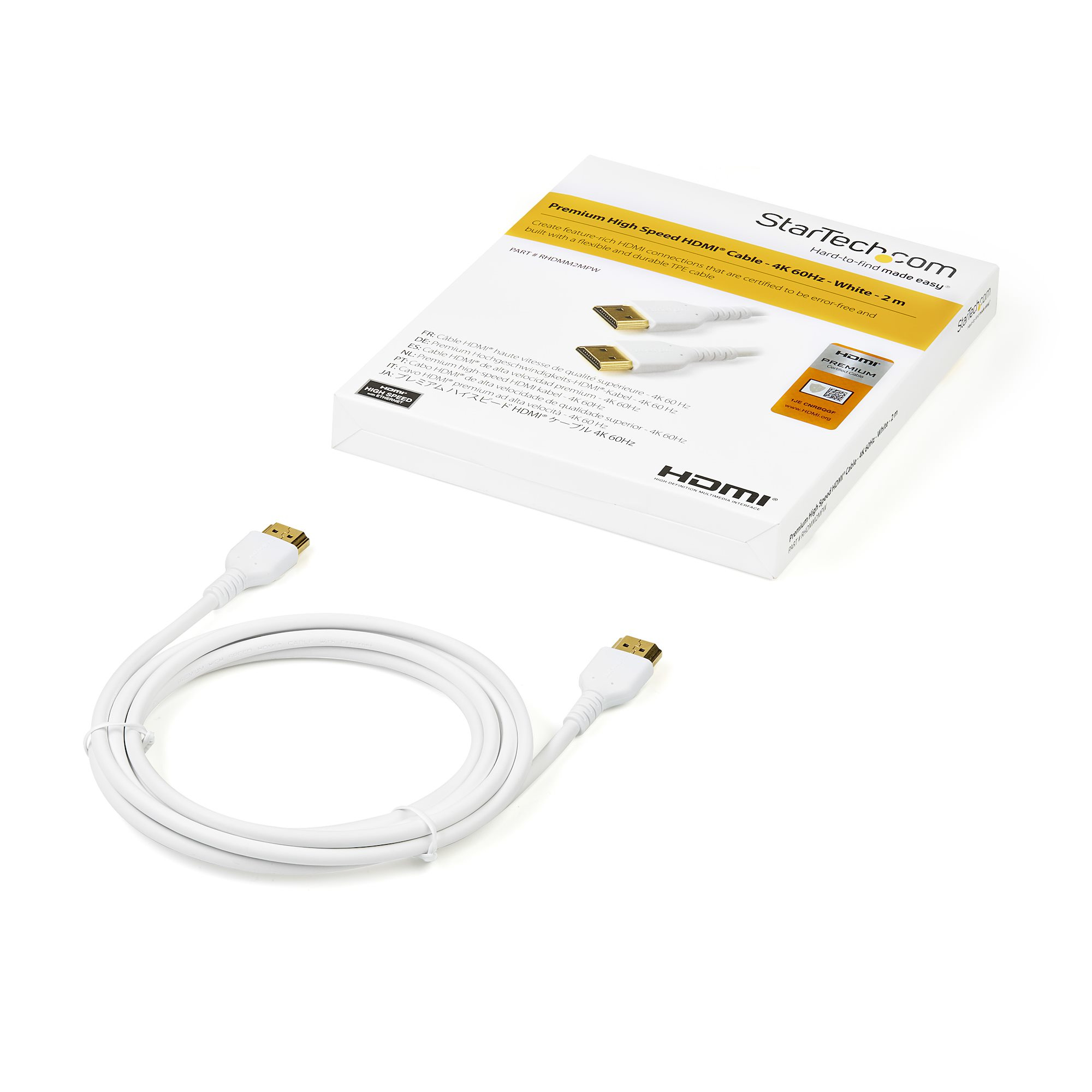 Câble HDMI blanc avec connecteurs dorés et une boîte blanche avec texte, sur une surface blanche.