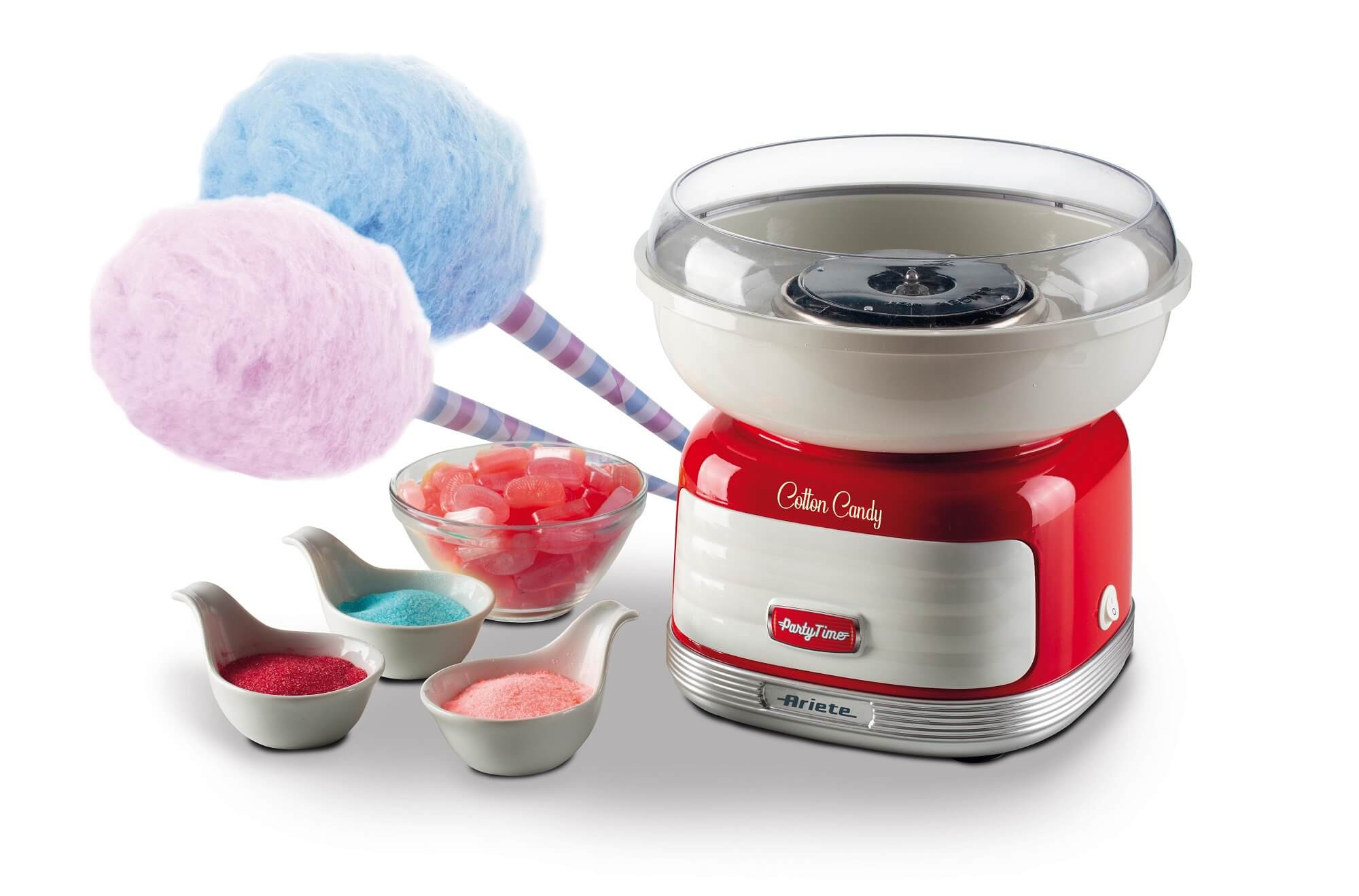 Eine Zuckerwattemaschine, zwei Zuckerwatte, Süßigkeiten und farbiger Zucker in kleinen Schalen werden angezeigt.