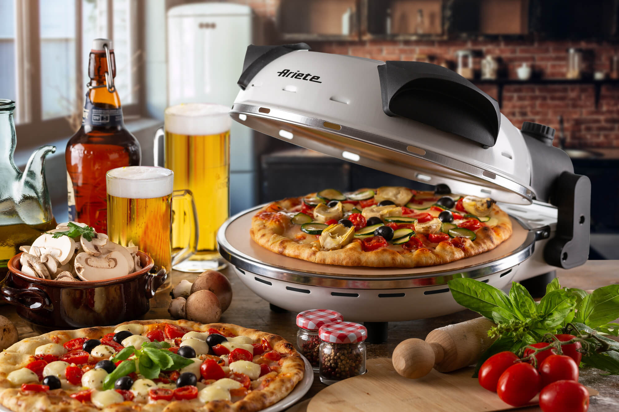 Ein Pizzaofen mit Pizza, umgeben von Bier, Pizza, Tomaten und Pilzen. Ein köstliches Essen ist fertig.