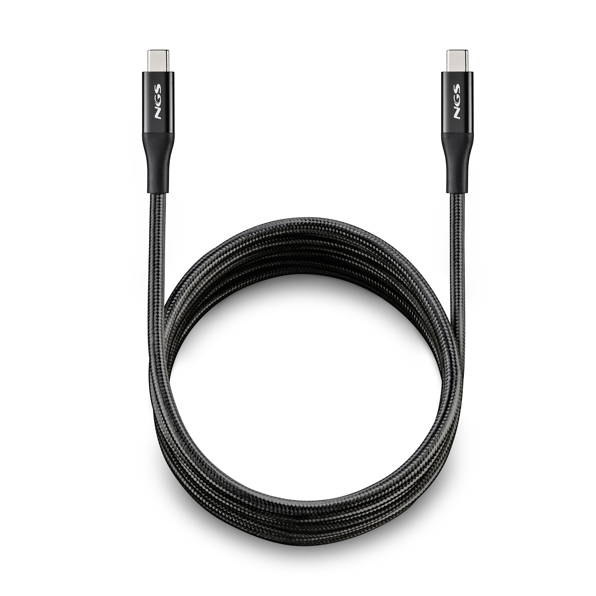 Cable USB-C negro con el logo 'NGS' en cada extremo, enrollado sobre fondo blanco.