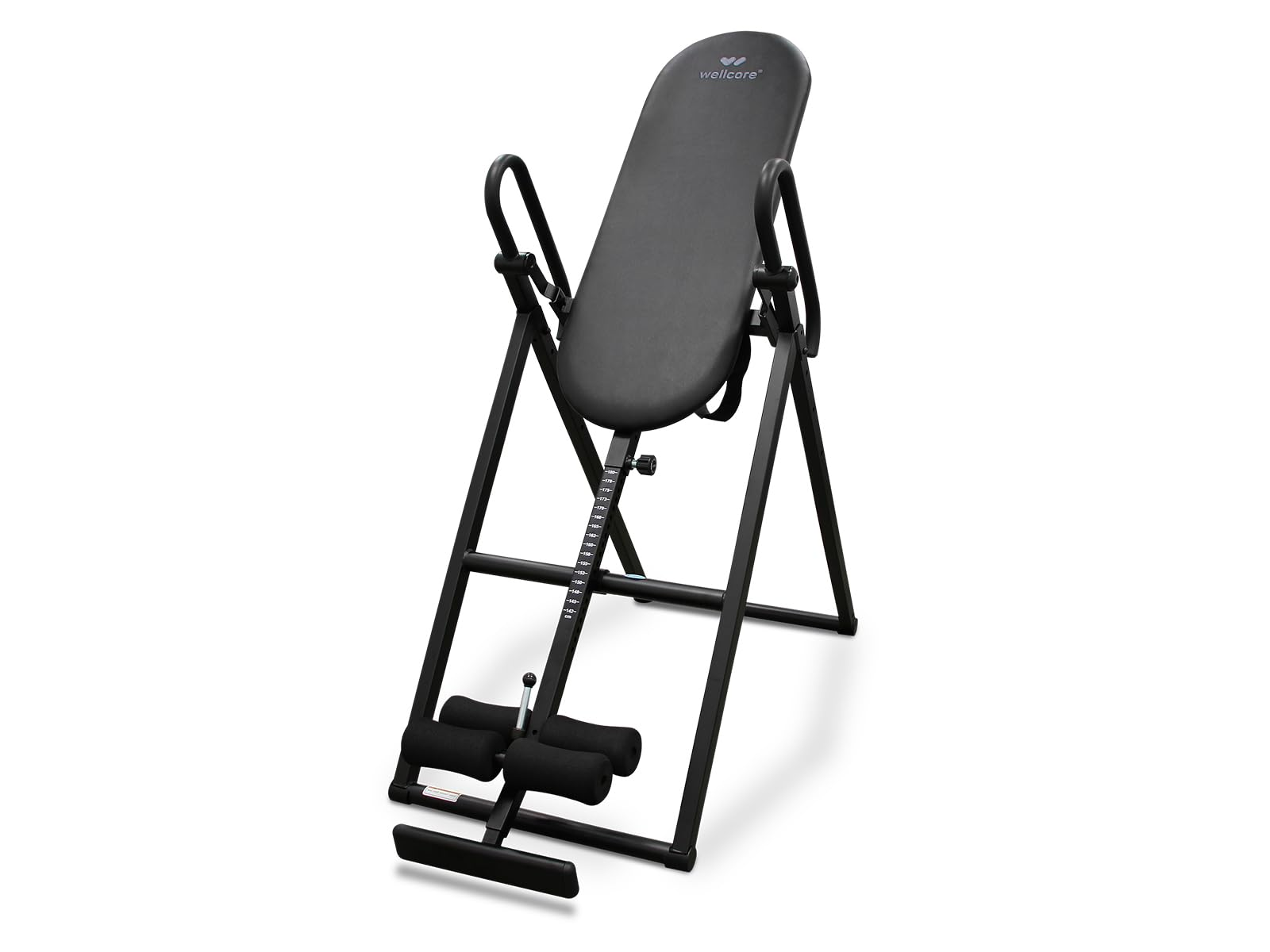 Una mesa de inversión, marco negro con respaldo y soportes para los tobillos acolchados negros, fondo blanco, logotipo wellcare.